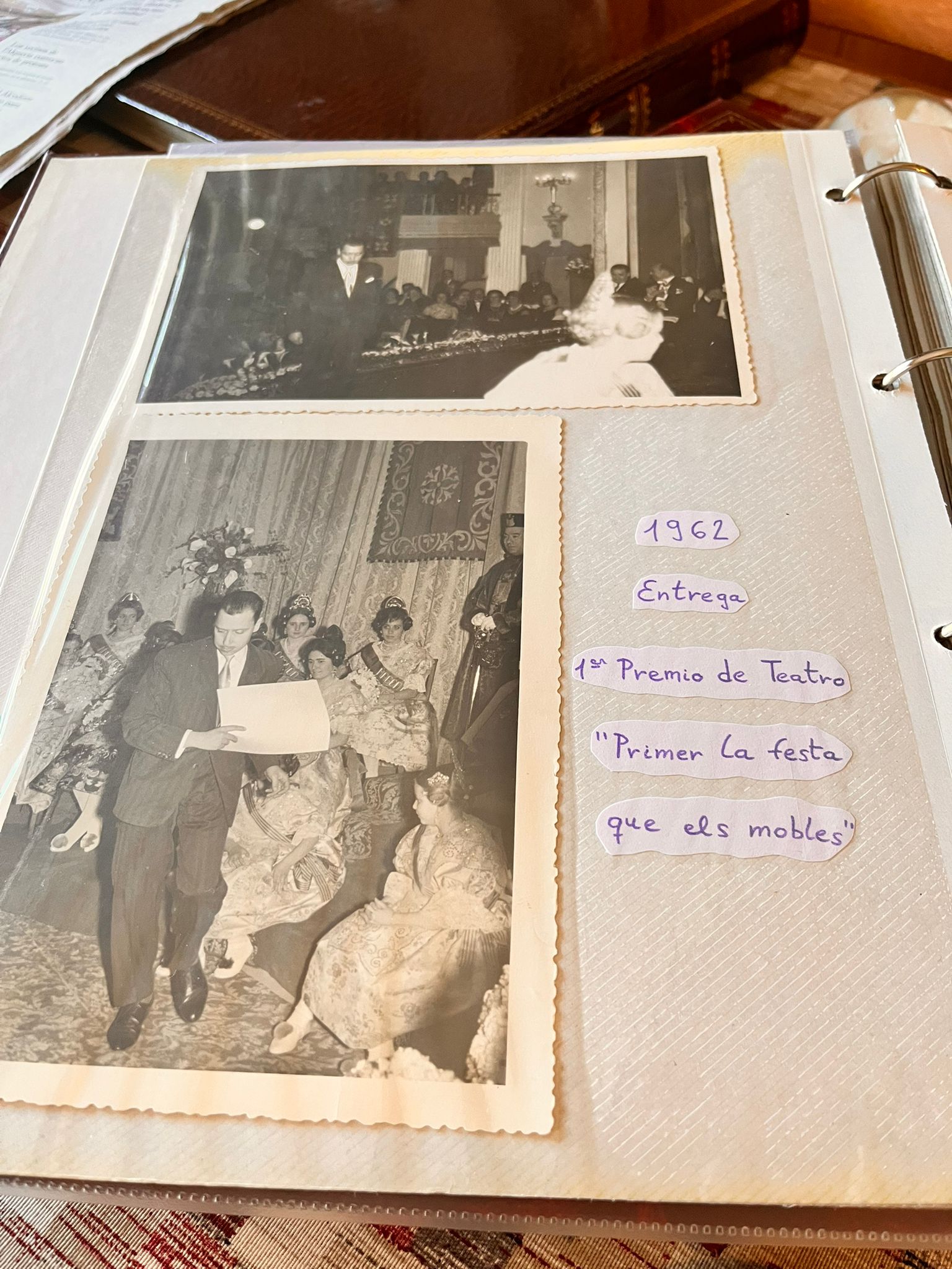 Fotografia d'Armando arreplegant el premi 