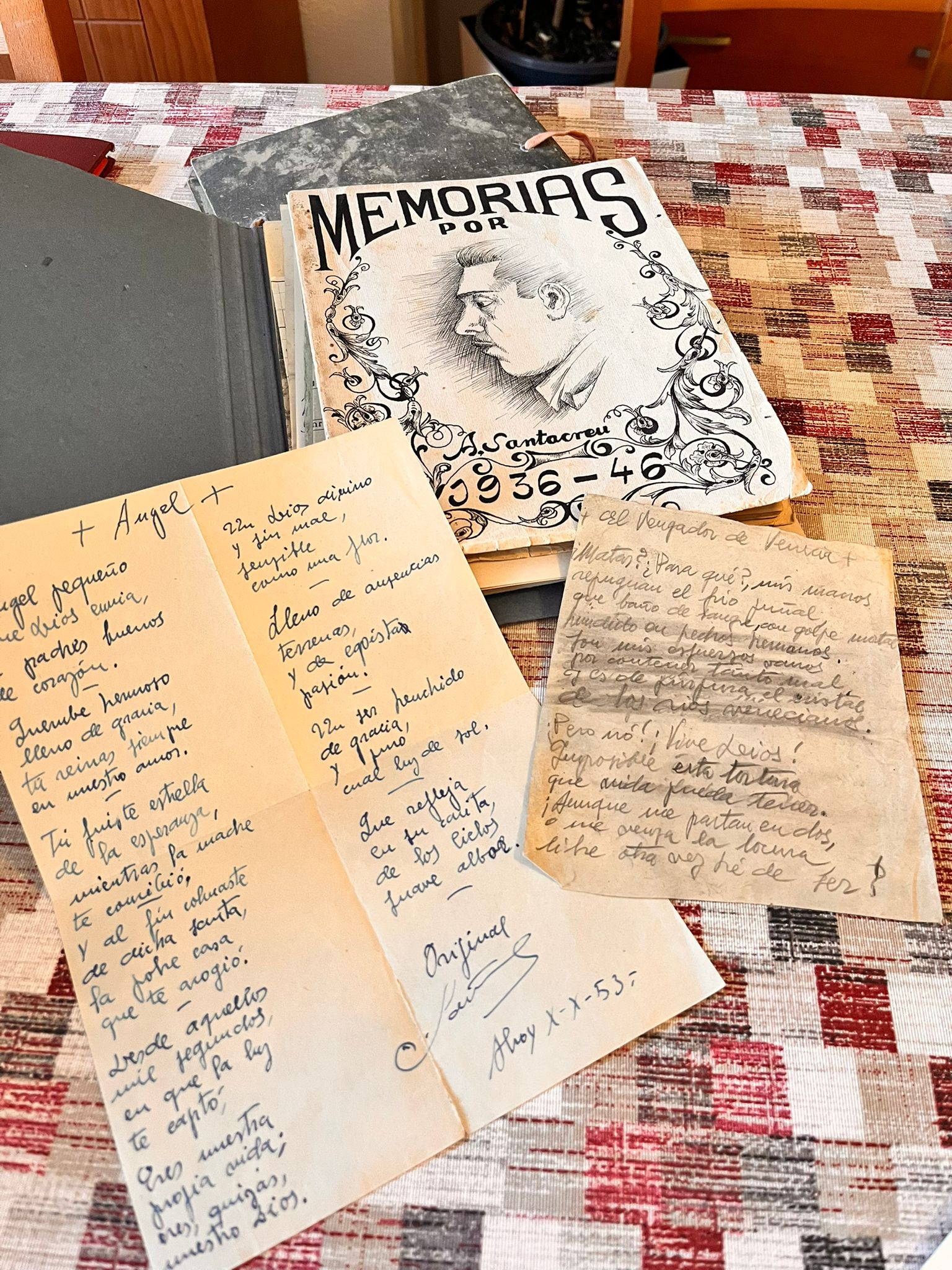 Fotografia d'un poema dedicat a Encarna, filla d'Armando Santacreu i portada de les seues memòries