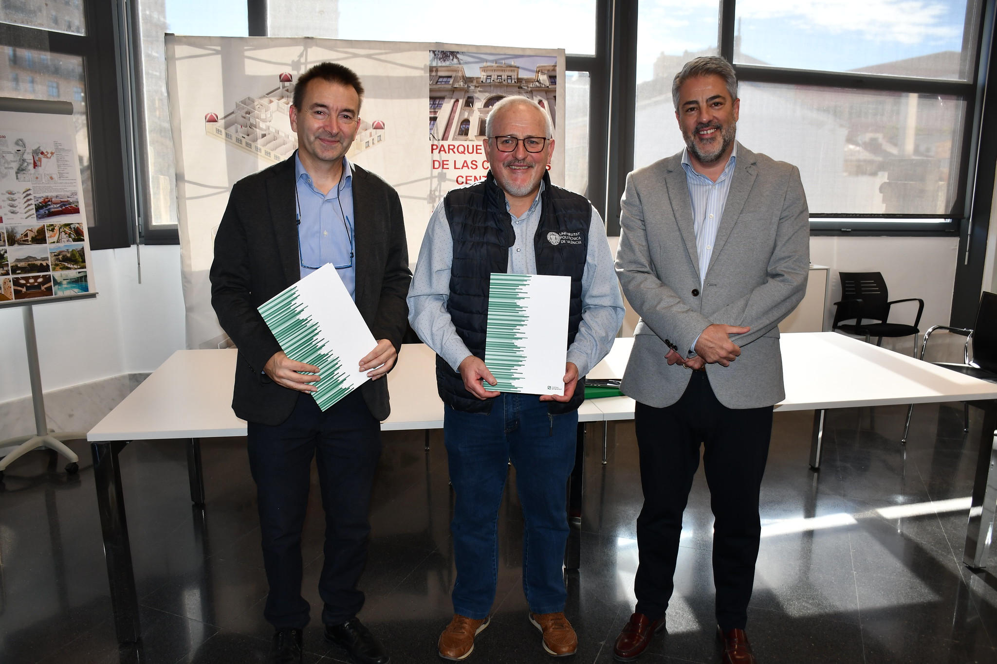 Caixa Popular dona 3.000 euros. En la foto, d'esquerra a dreta, Francisco Alós, director de Responsabilitat Social i Relacions Institucionals de Caixa Popular; el director del Campus de la UPV Pau Bernabeu; i el diredctor de Caixa Popular en Alcoi, Pablo de Gracia. 