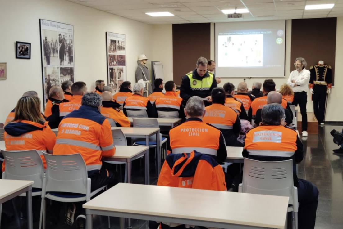 En la reunió de coordinació prèvia a les festes de Moros i Cristians. 