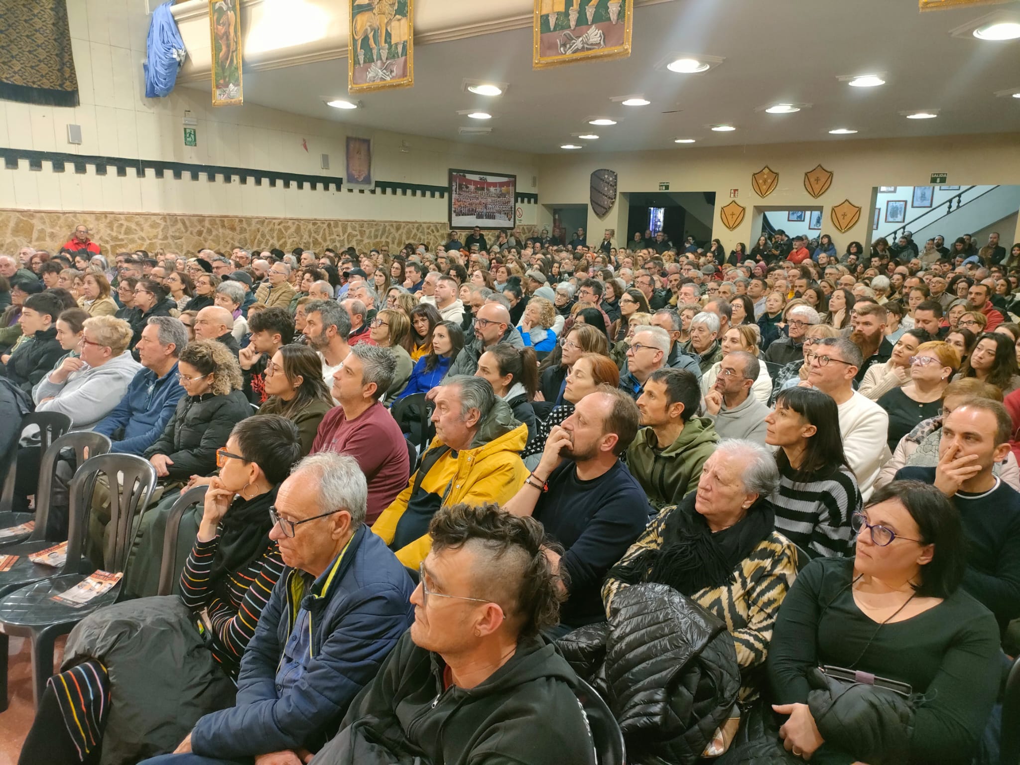 Públic assistent. En segona fila, l'alcalde d'Onil Jaume Berenguer. 