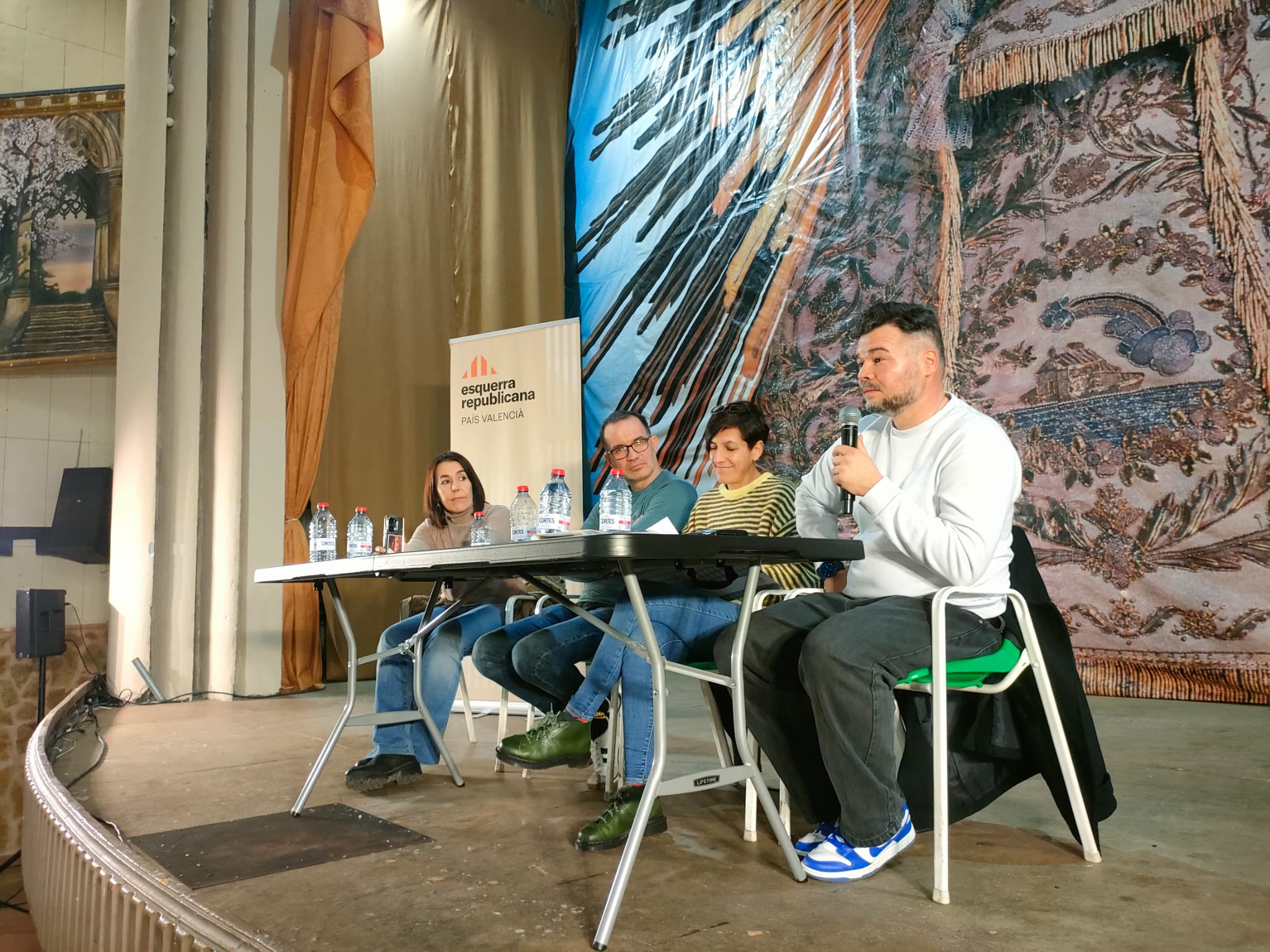 Gabriel Rufián parla als assistents a l'acte.