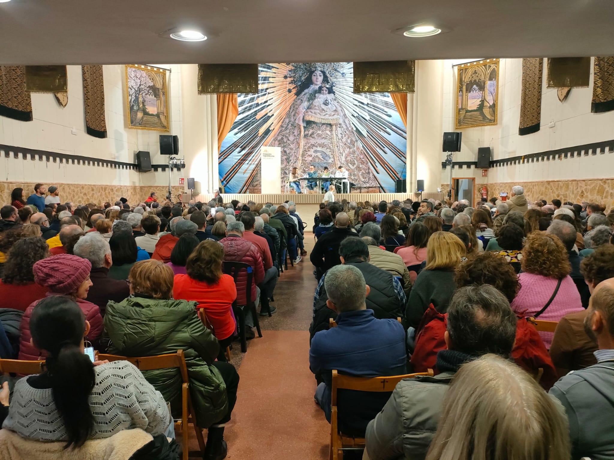 La gran sala de la Comparsa dels Cristians està de gom a gom. 