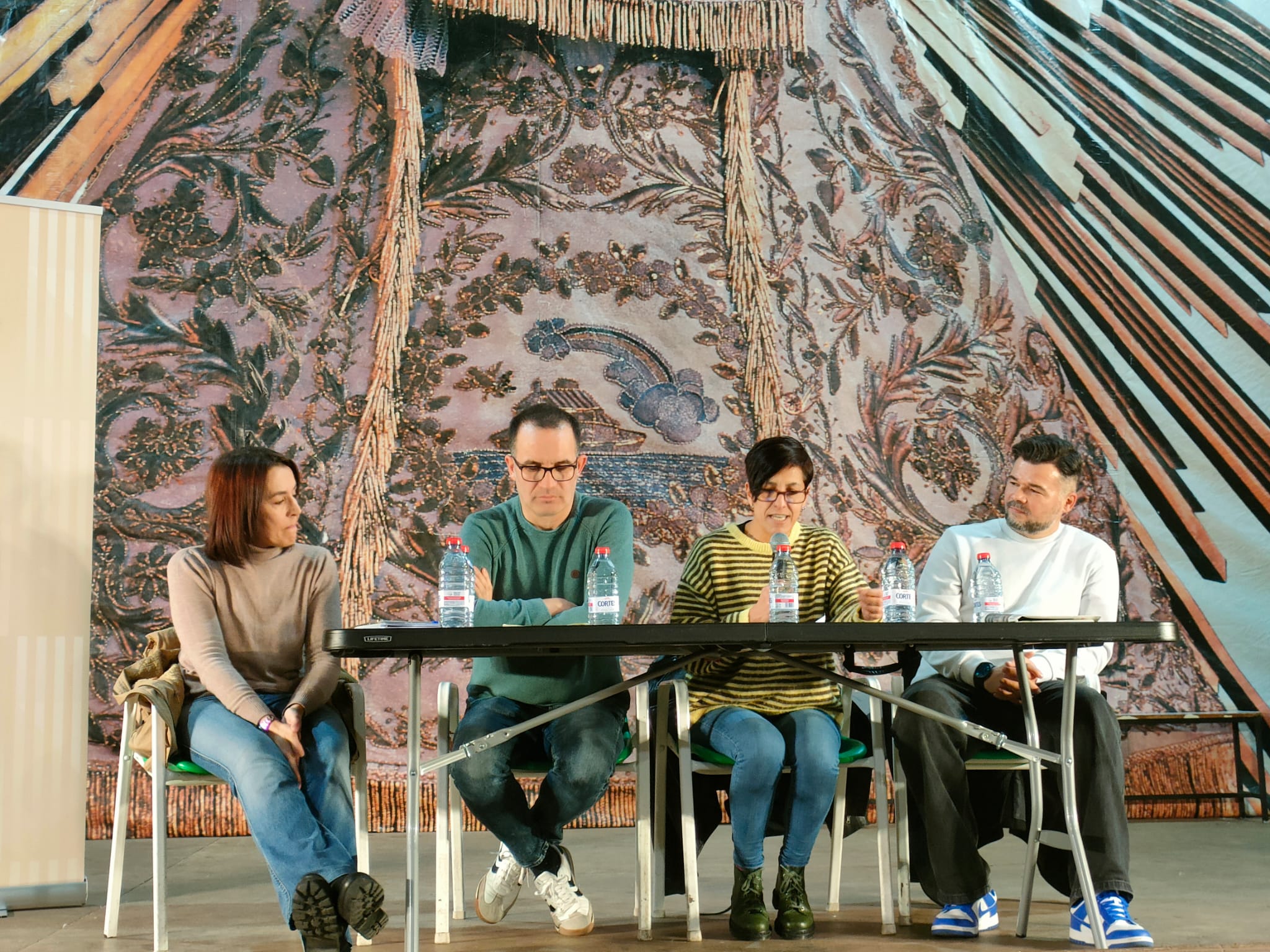 La taula, amb Gabriel Rufián, alts càrrecs d'ERPV i una representant de ER Xixona, on formen part del govern. 