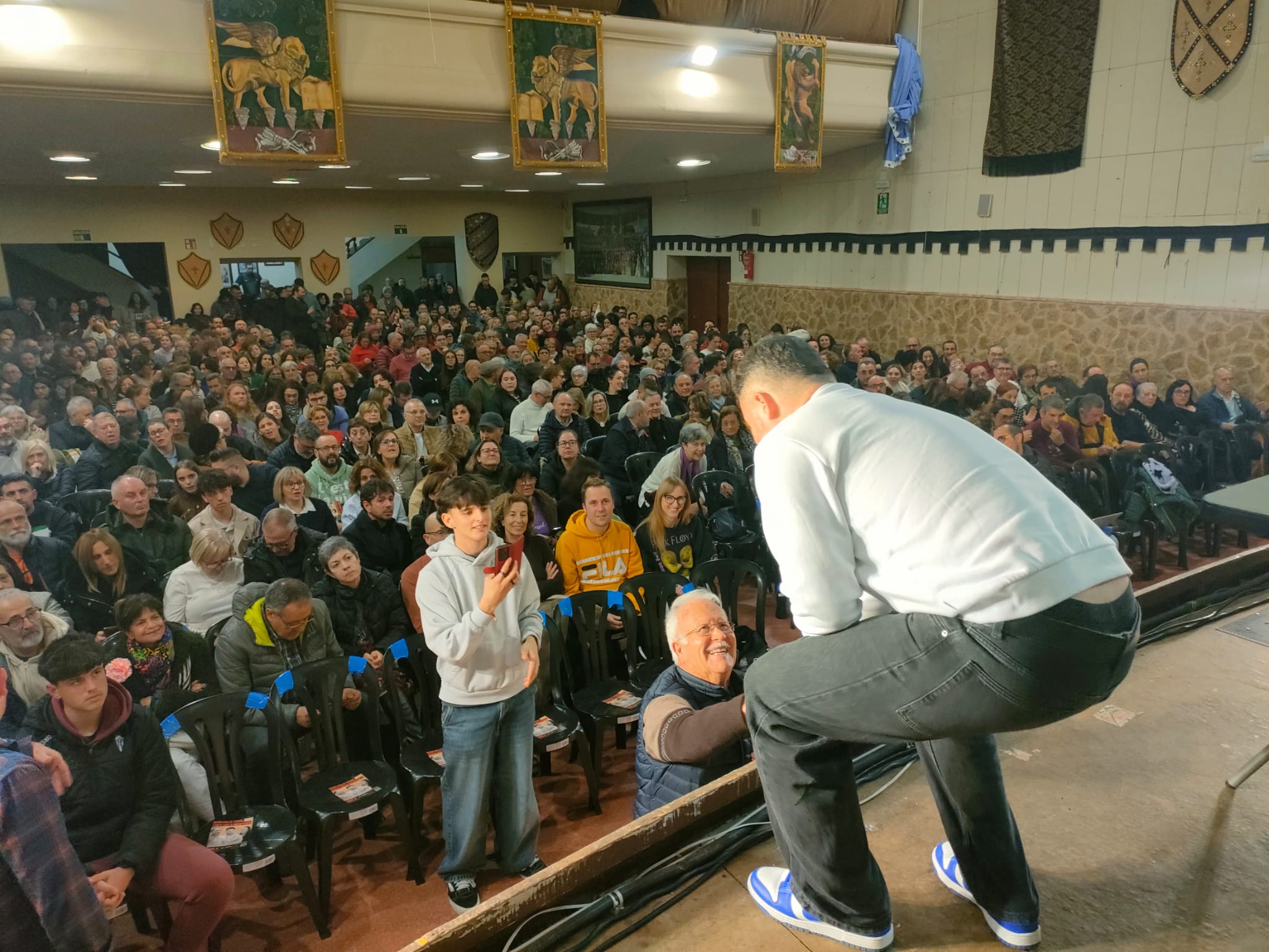 Rufián saluda i es fa fotos en tot qui li ho demana. 