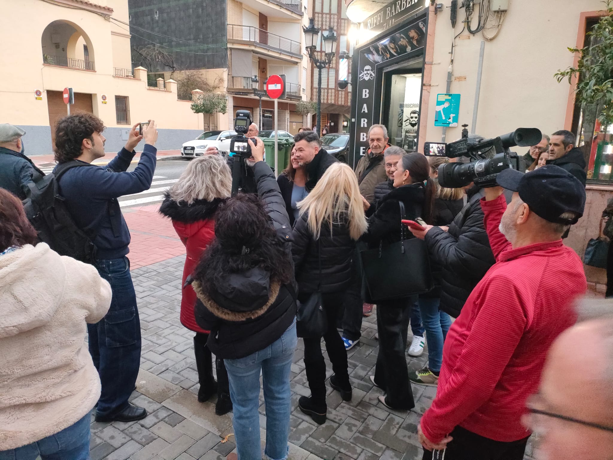 Rebombori de gent al voltant de Rufián en la seua arribada a Onil. 