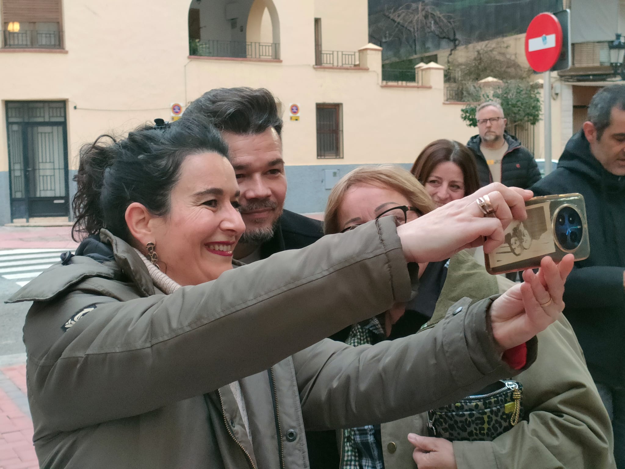 Rufián es fotografia amb gent abans de l'acte. 