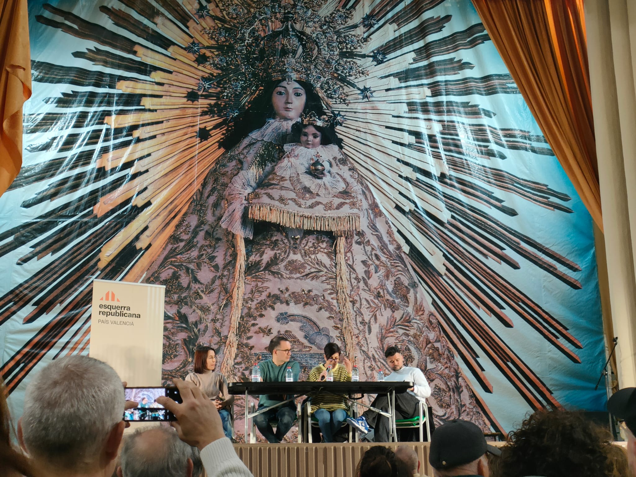 L'escenari de la Comparsa està decorat amb un mural gegant de la patrona d'Onil. 