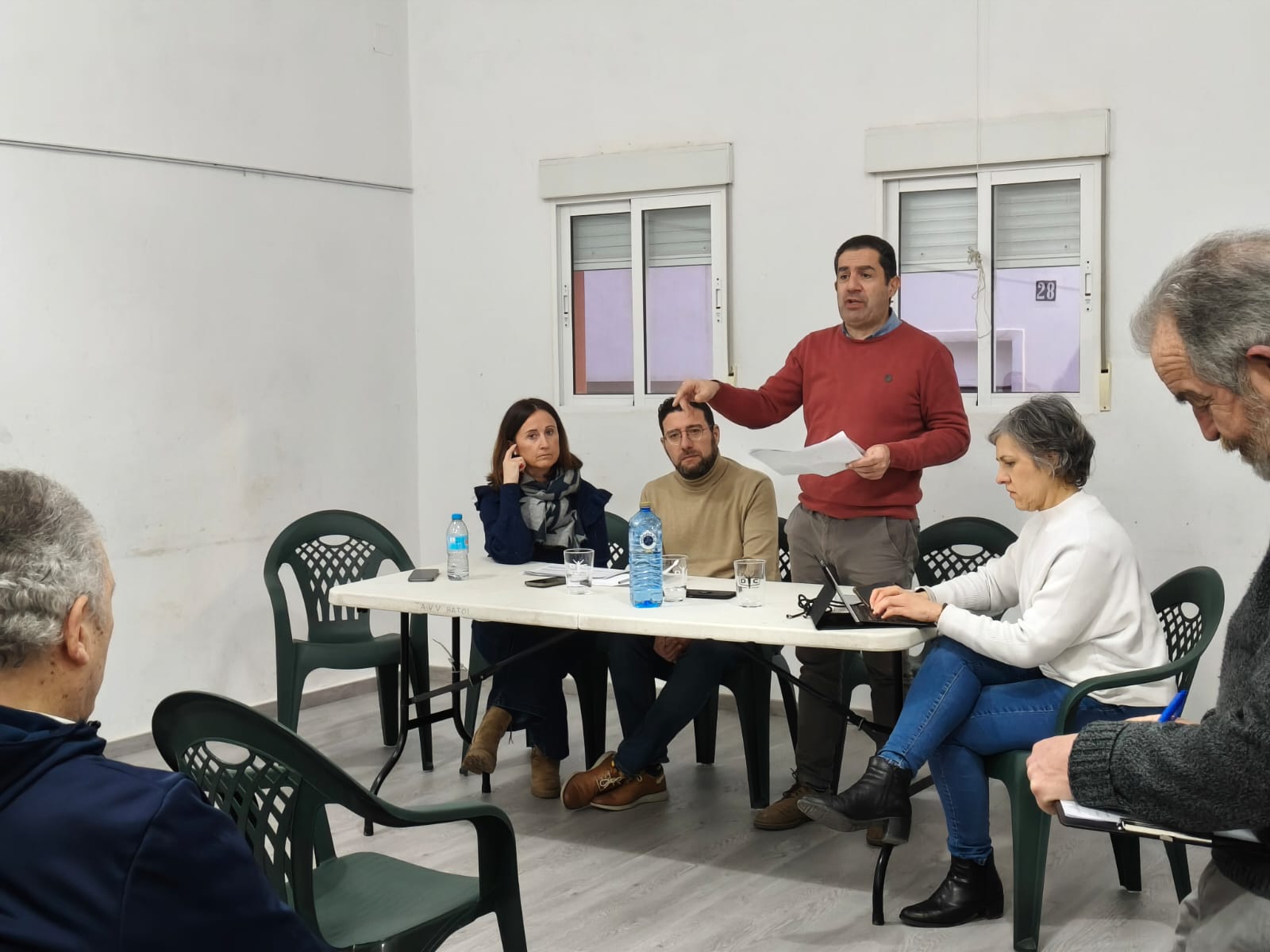 L'alcalde Toni Francés parla davant el veïnat de Batoi. 