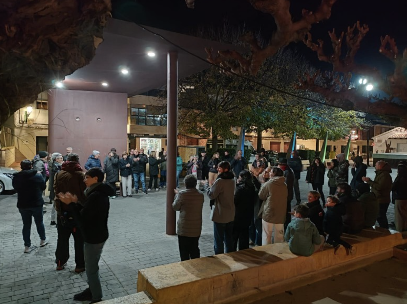 Concentració de veïns per a demanar la dimissió de l'alcalde. 