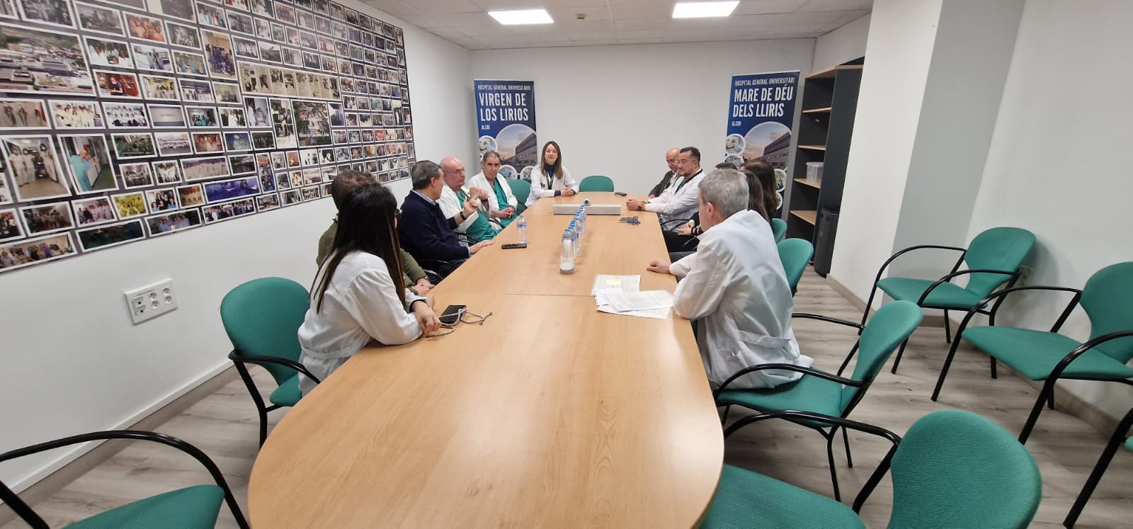 El conseller de Sanitat reunit amb l'equip directiu de l'Hospital d'Alcoi. 