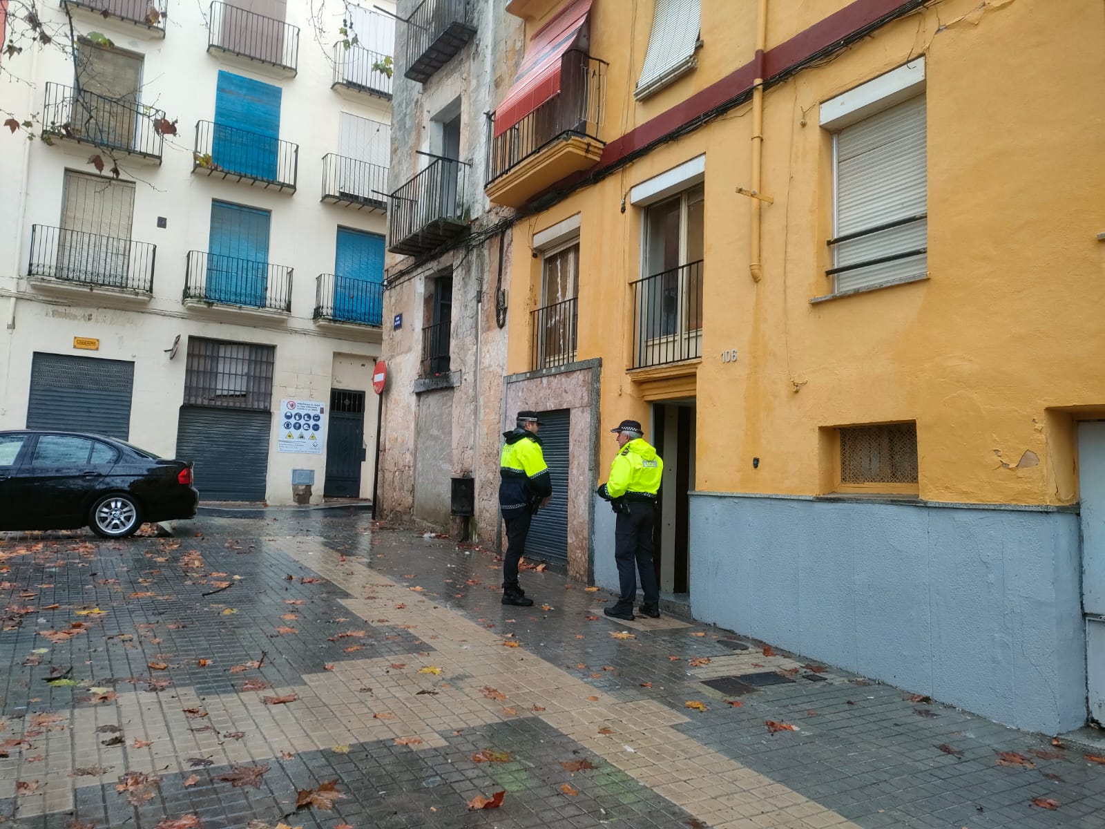 Els dos agents de la Policia Local que han atés el part en el portal on ha sigut.