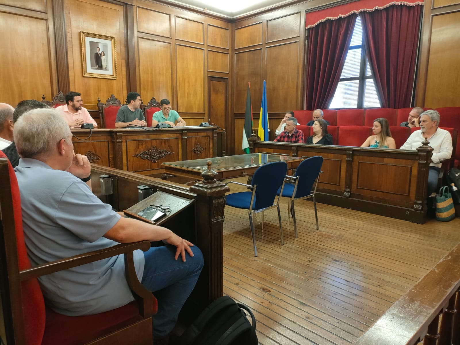 Membres del CES. També el president de l'ASJ, qui no és membre del CES però a qui han citat per assistir.