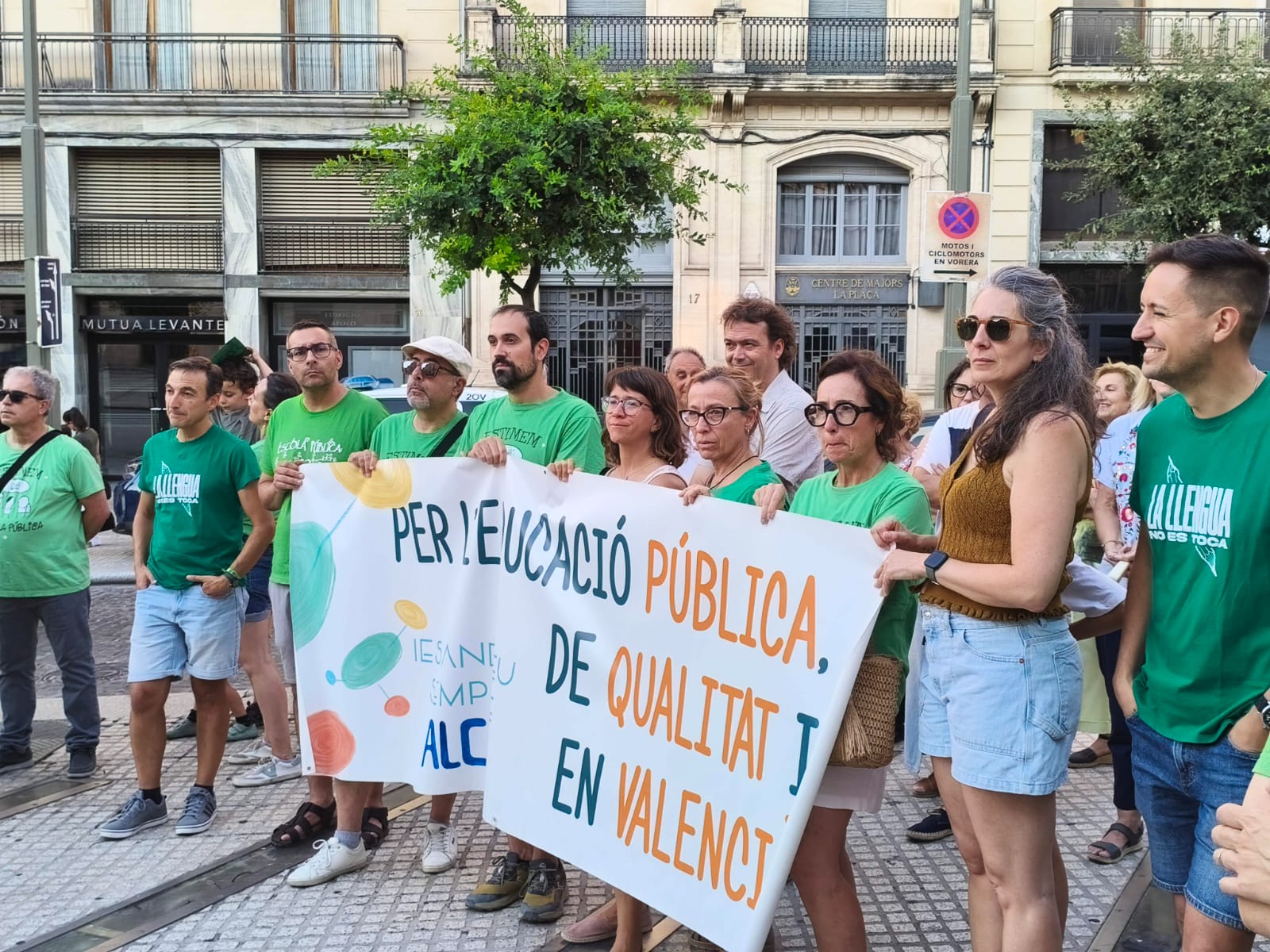 Concentració a la plaça amb la pancarta de l'IES Andreu Sempere
