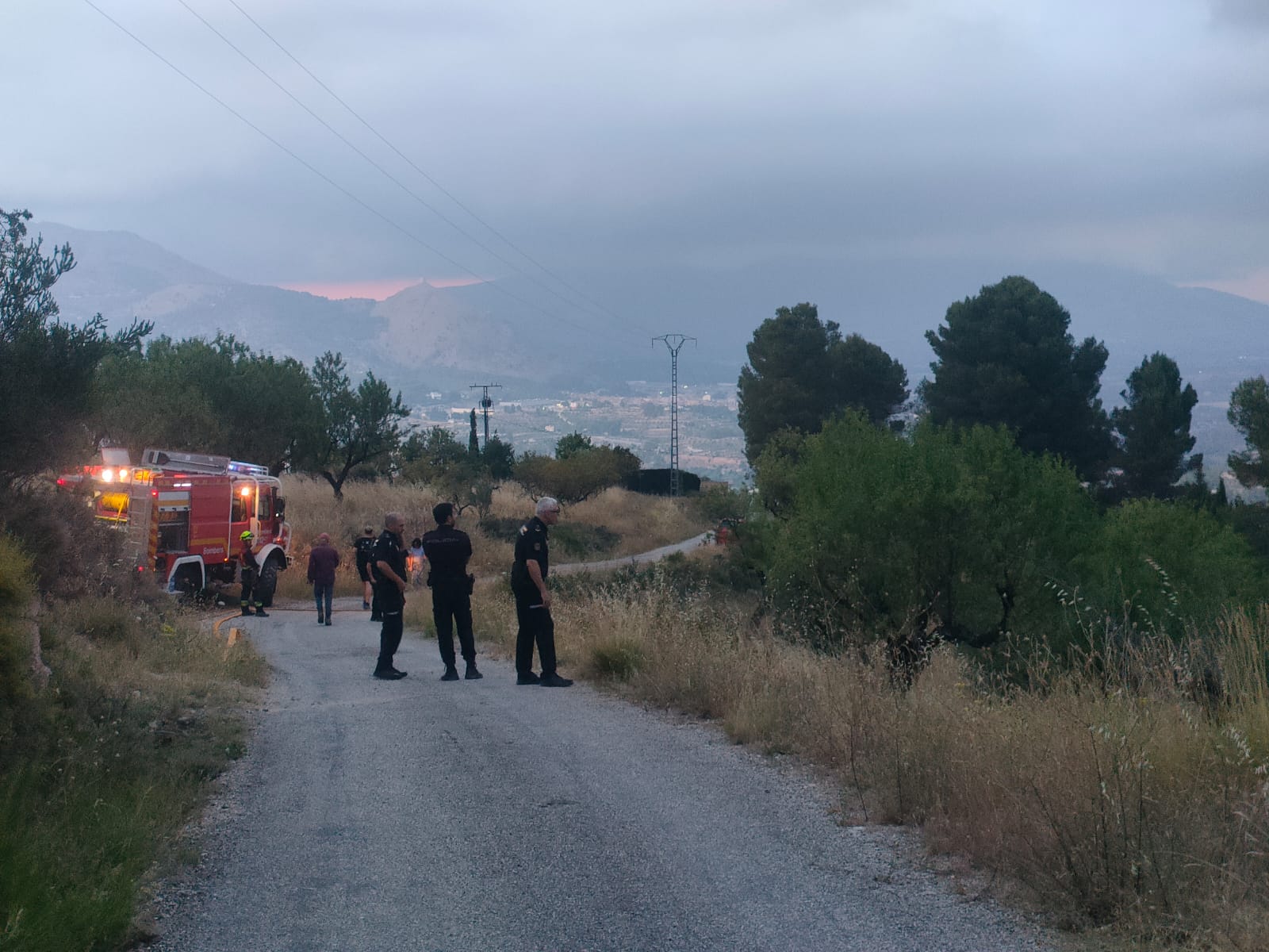 L'incendi estava al fons del barranc en una zona de difícil accés. 