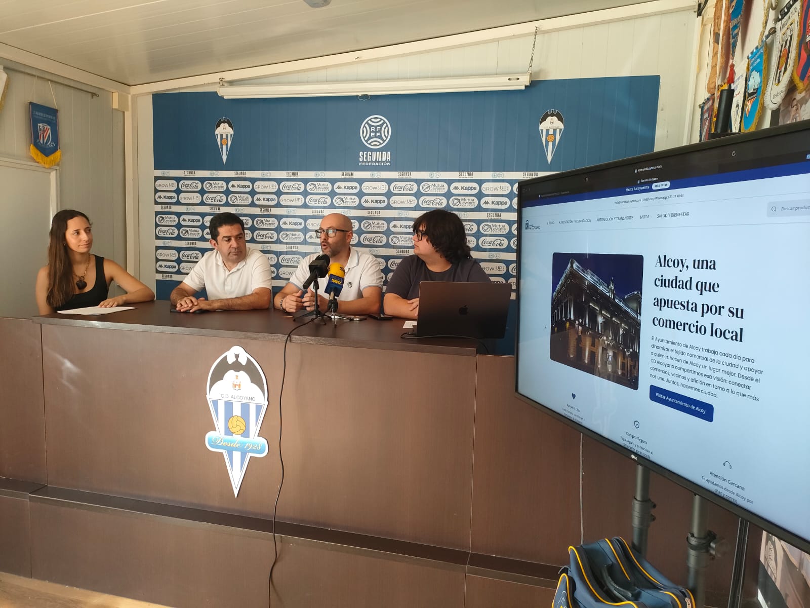 Mireia Martí, l'alcalde Toni Francés, Miguel Ángel Llorens i Jorge Palomo, presenten la plataforma.