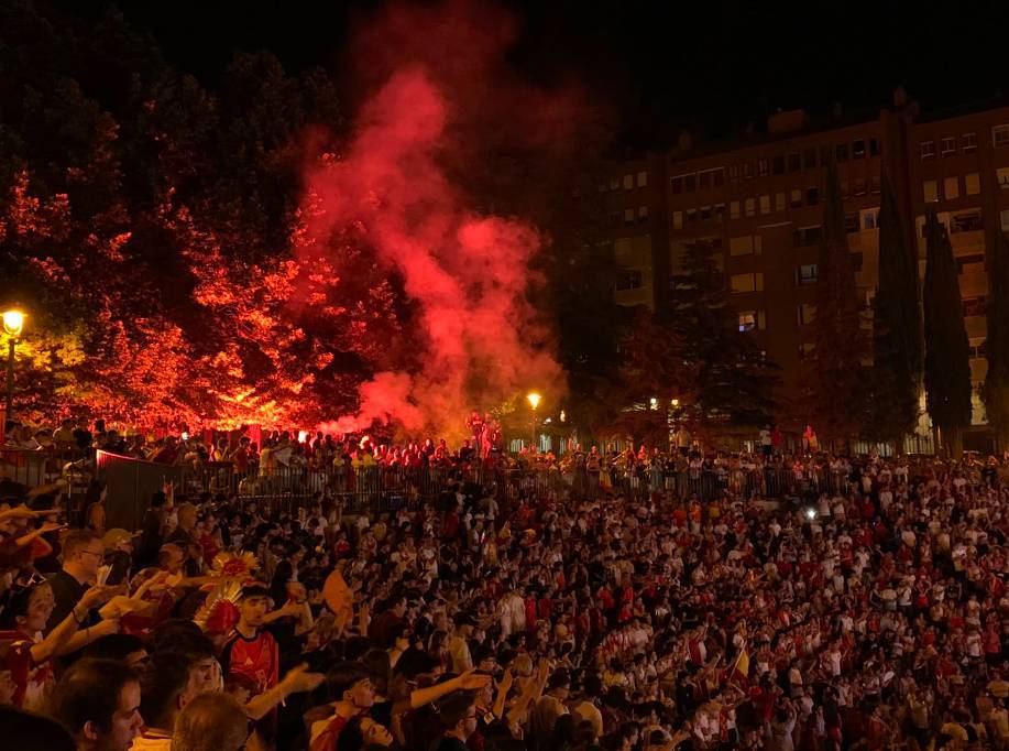 Aficionats amb bengales a l'amfiteatre