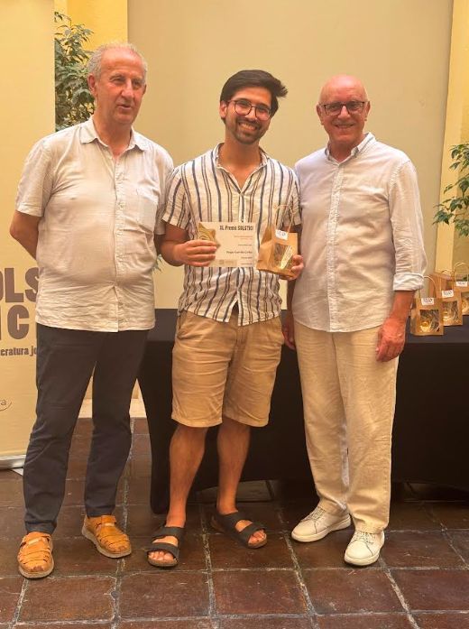 Roger Garrido, juntament amb l'alcalde i el regidor de Cultura de Manises, al lliurament dels premis el passat 22 de juliol a la Casa de Cultura del municipi.