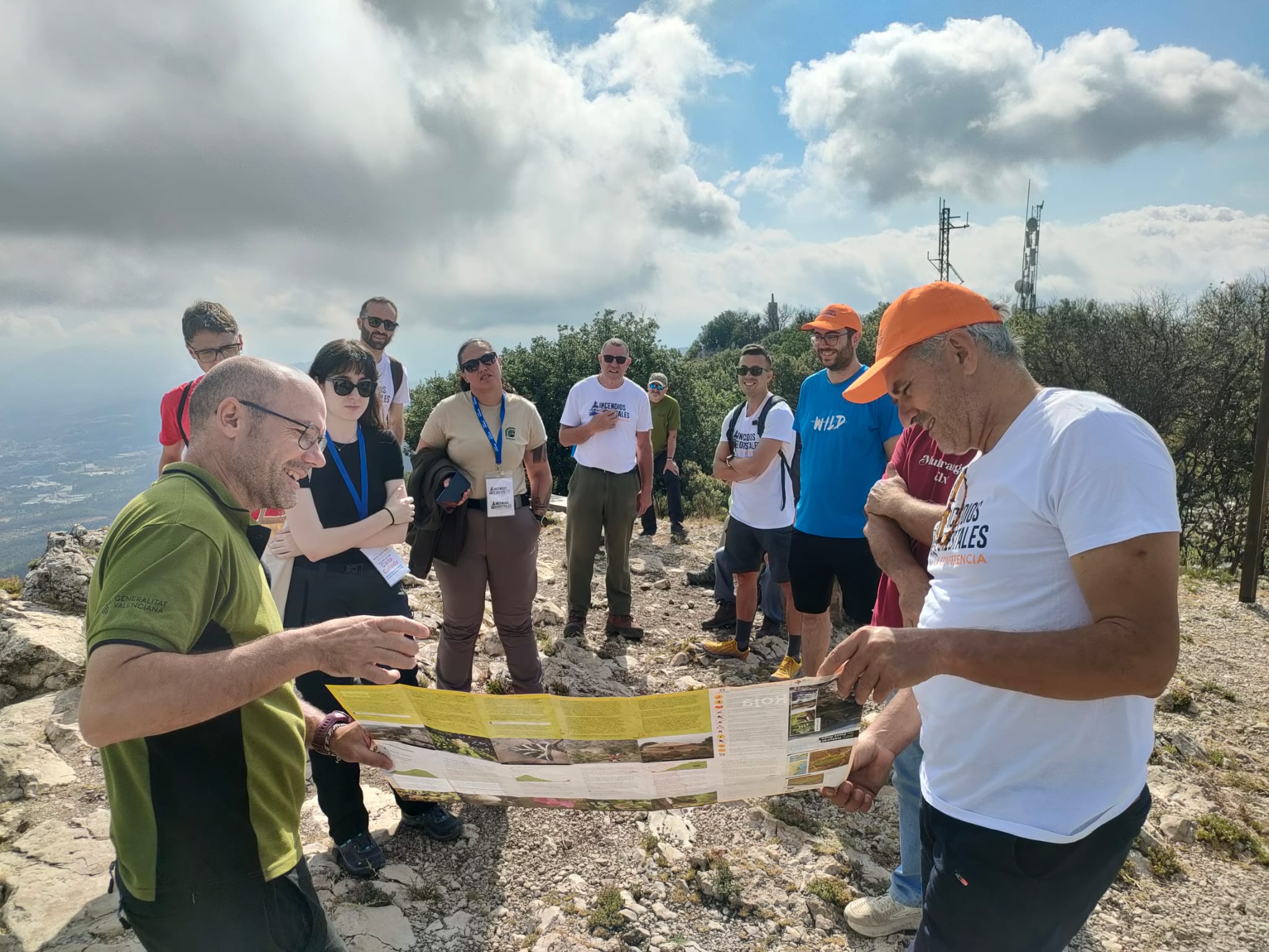 Participants del Congrés en una visita a la zona afectada pel foc. 