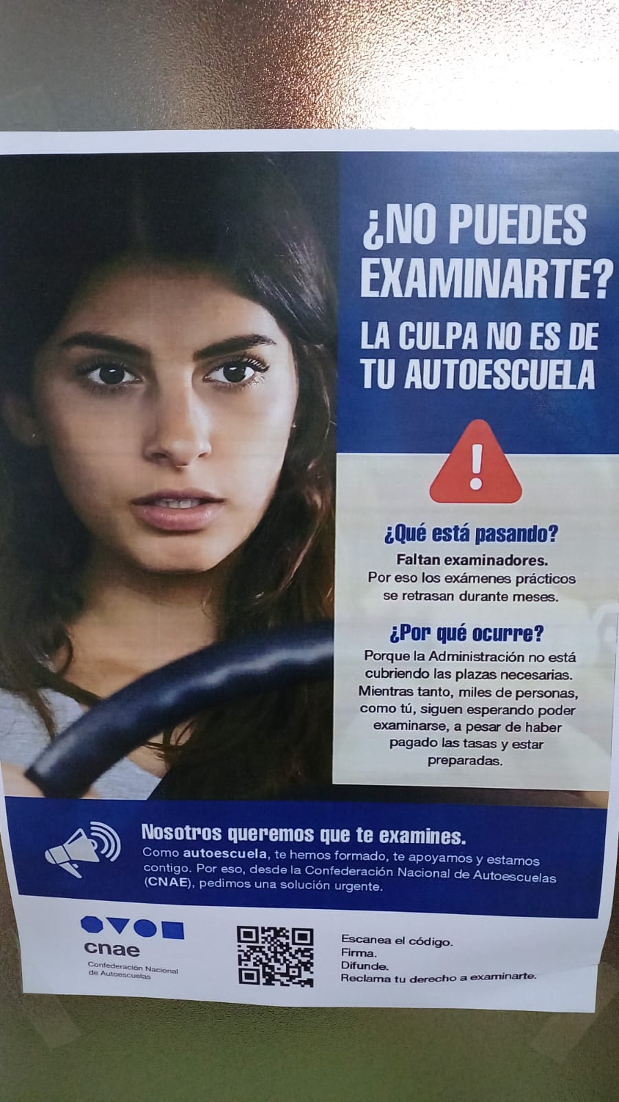 Cartell penjat a les portes d'una autoescola