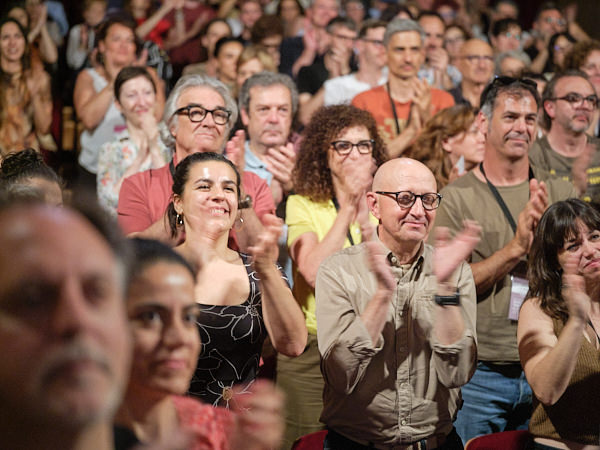 Públic de la Mostra de Teatre d'Alcoi aplaudint