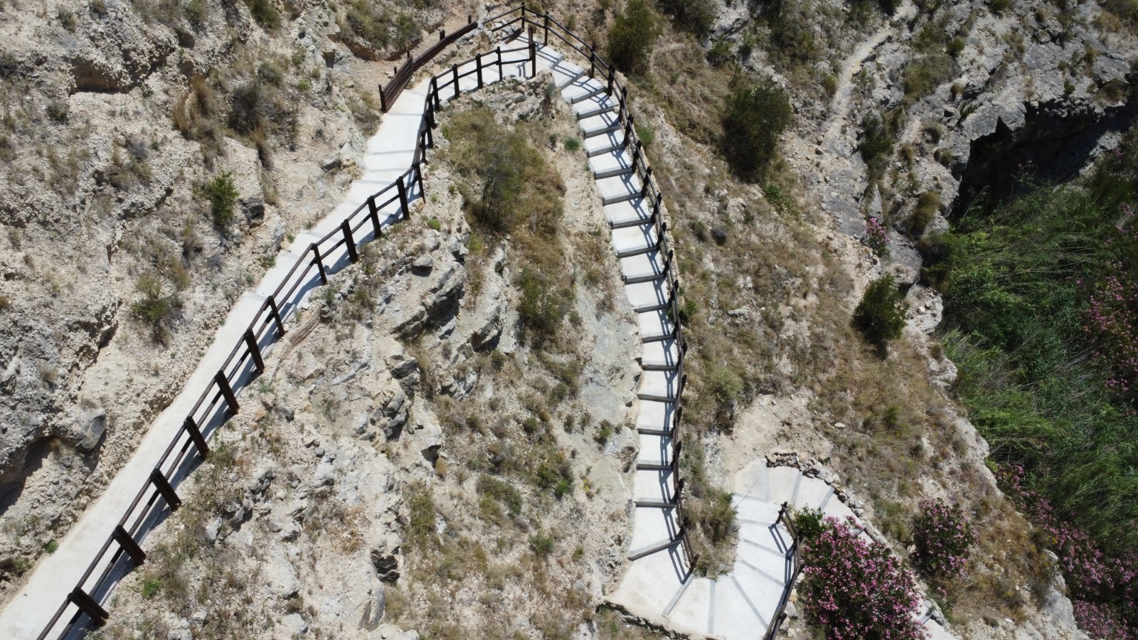 120 escalons ens porten fins a este tresor natural amagat en Xixona.