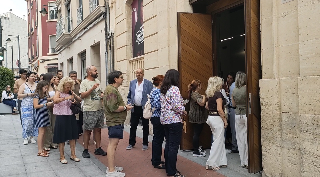 La primera cua abans d'obrir el museu al públic en general.