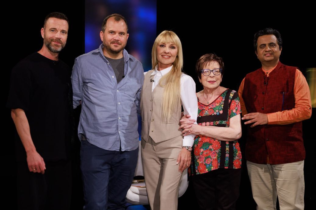L´equip del film amb Cayetana Guillén-Cuervo, presentadora del programa