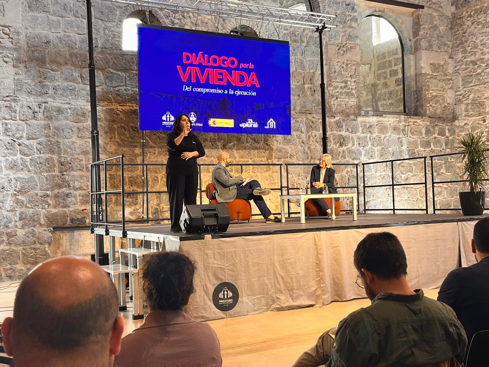 Leire Iglesias, presidenta de Casa47 a l'acte sobre habitatge a Alcoi