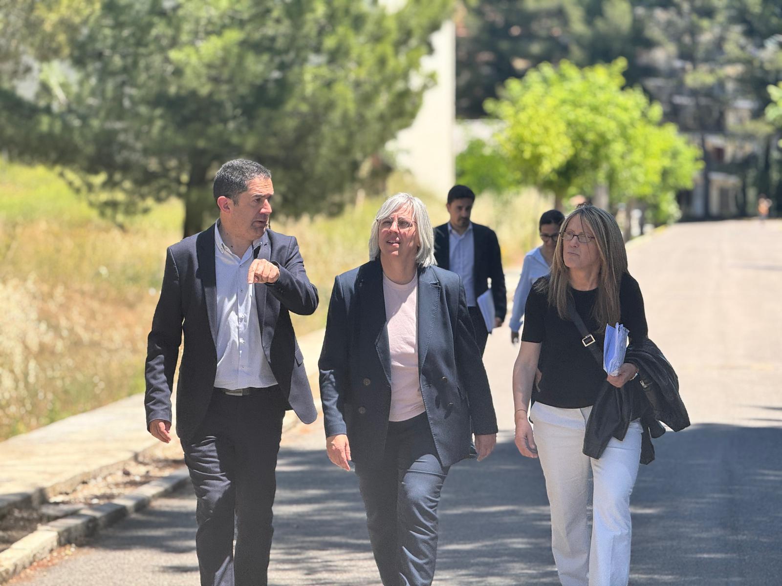 Alcalde, presidenta de Casa47 i la regidora d'Urbanisme a la visita a la Colònia d'Aviació