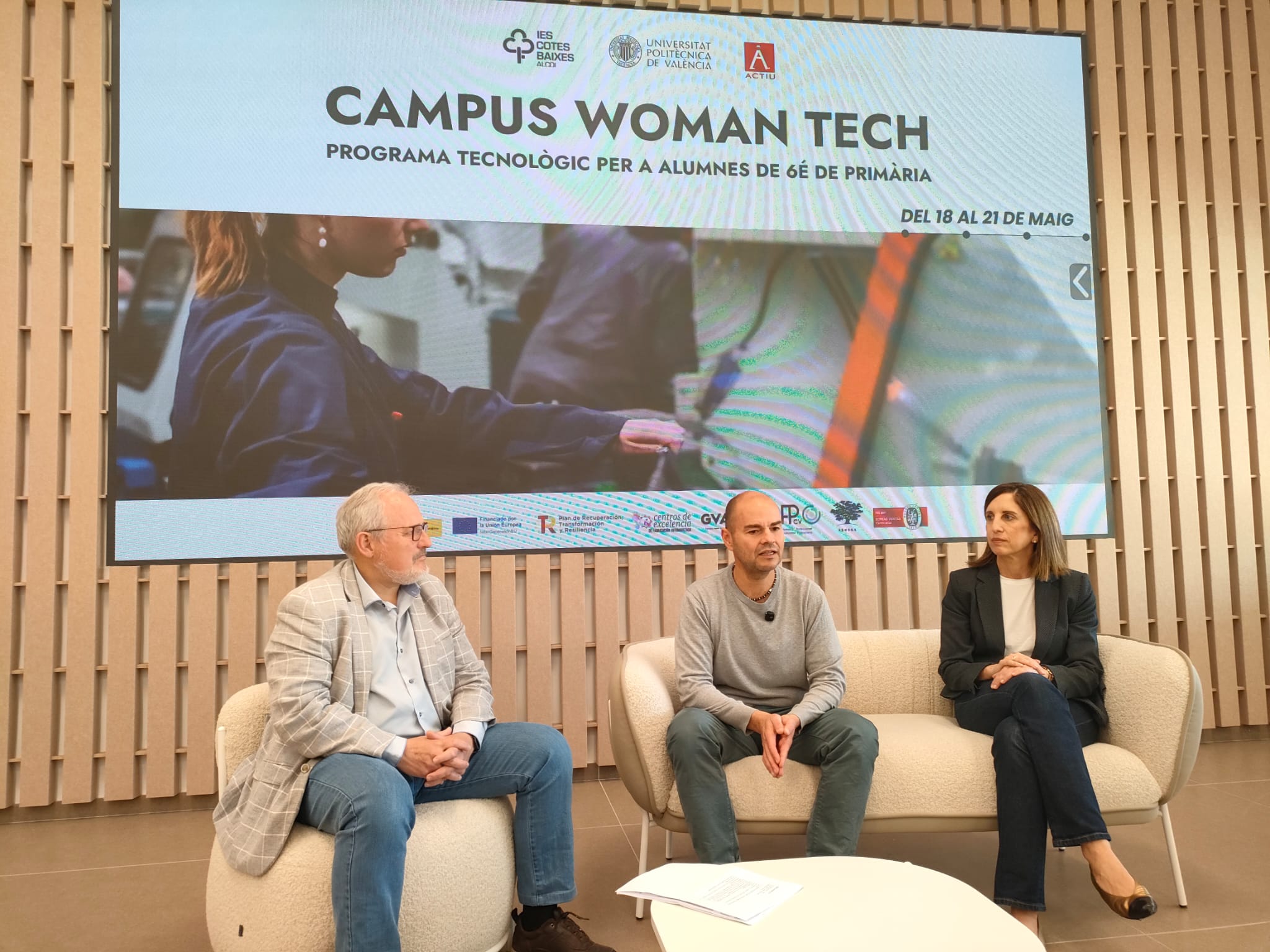 D'esquerra a dreta, Pau Bernabeu (UPV), Fernando Sansaloni (Cotes Baixes) i María Payá (Actiu). 
