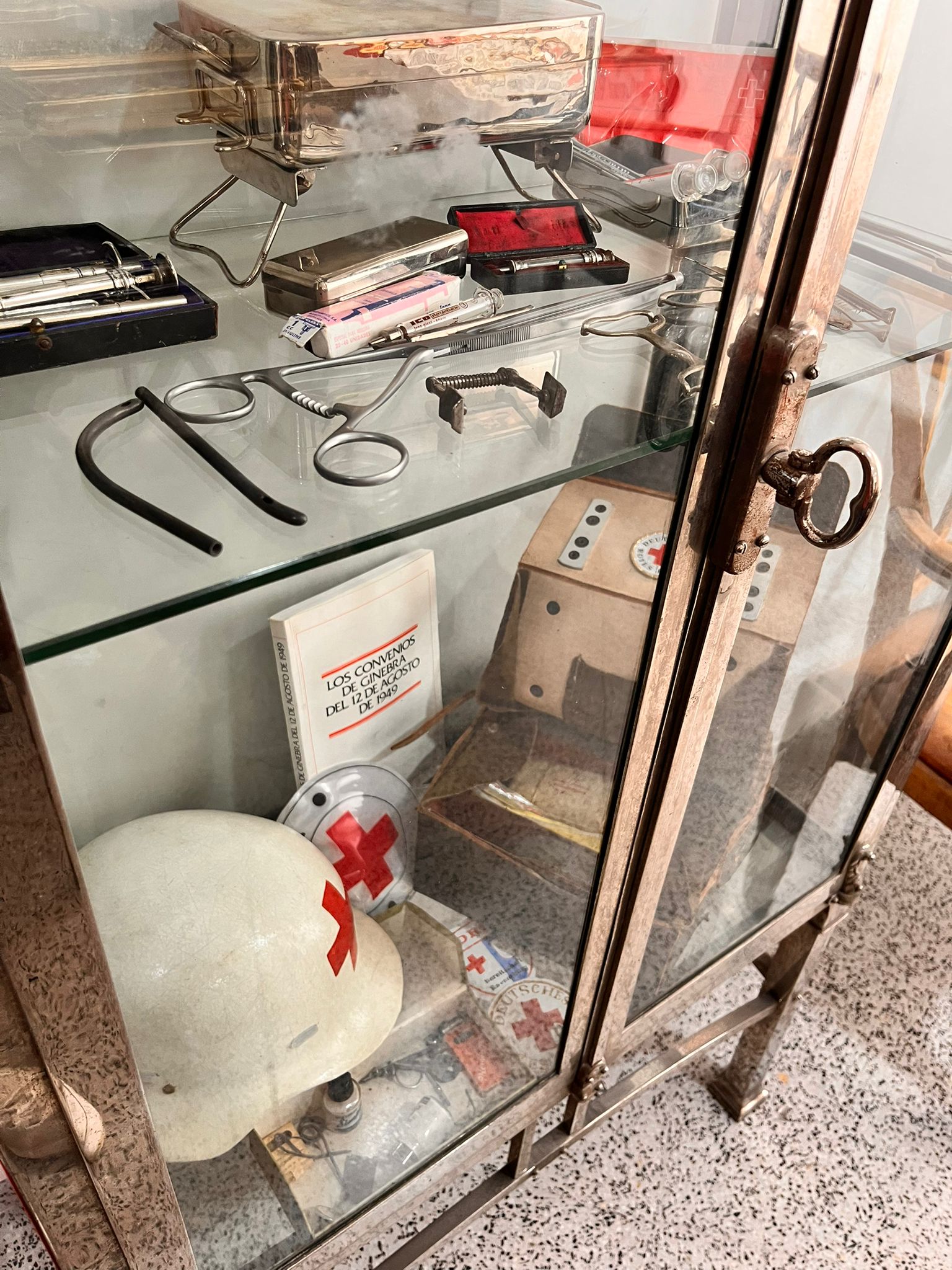 Botiquí i material metge per al Museu de Creu Roja Alcoi