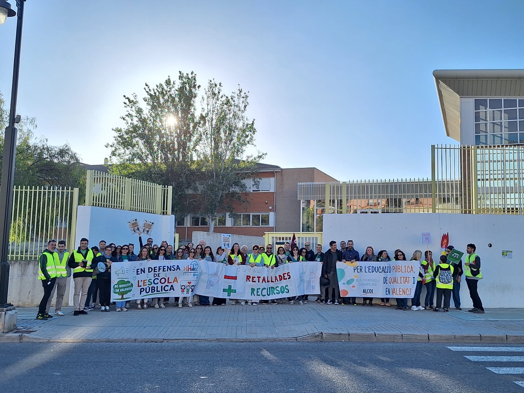 Piquet informatiu a les portes de l'IES Cotes Baixes