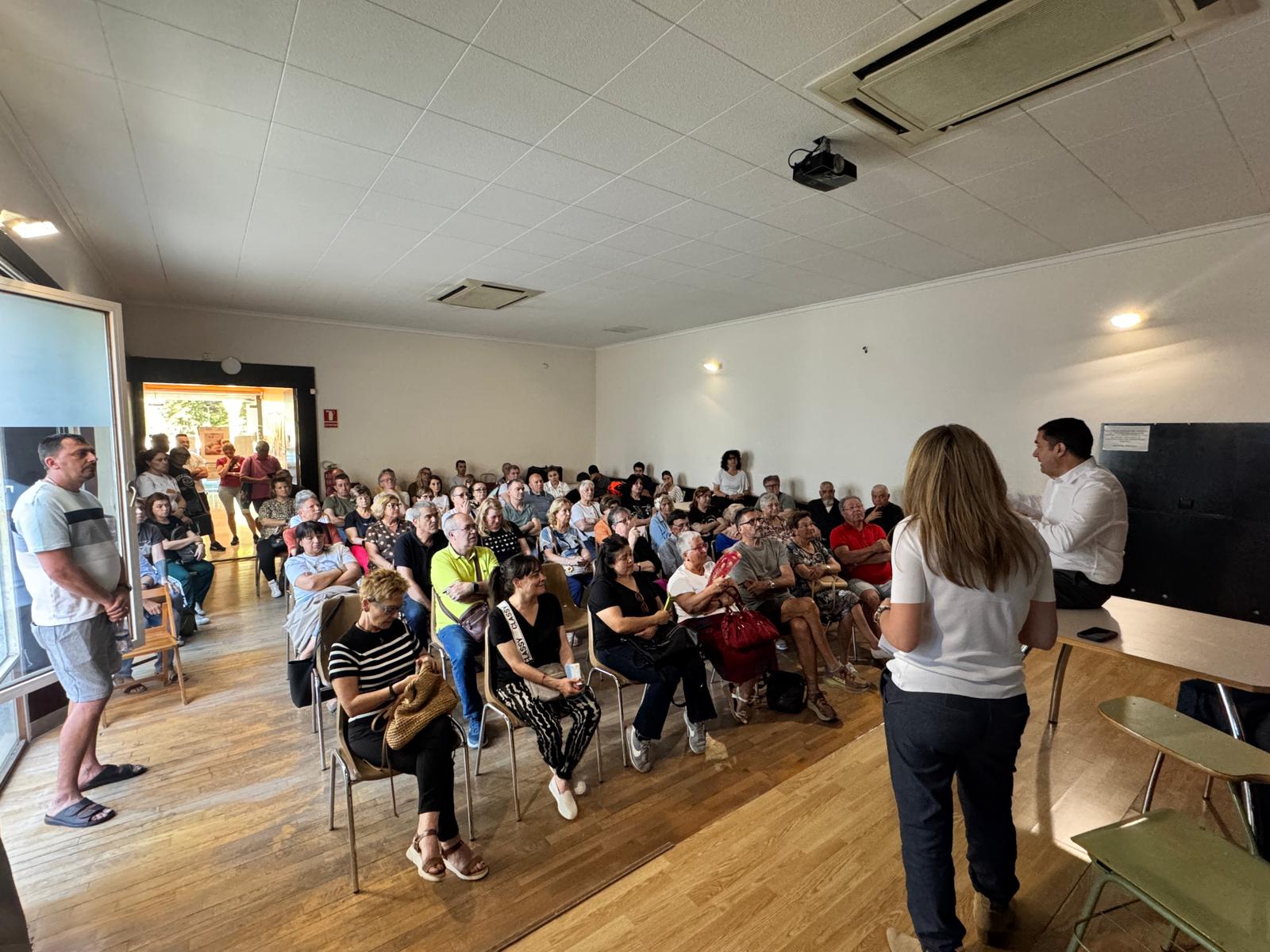Reunió amb el veïnat de la Font Dolça. Imatge facilitada per l'Ajuntament.