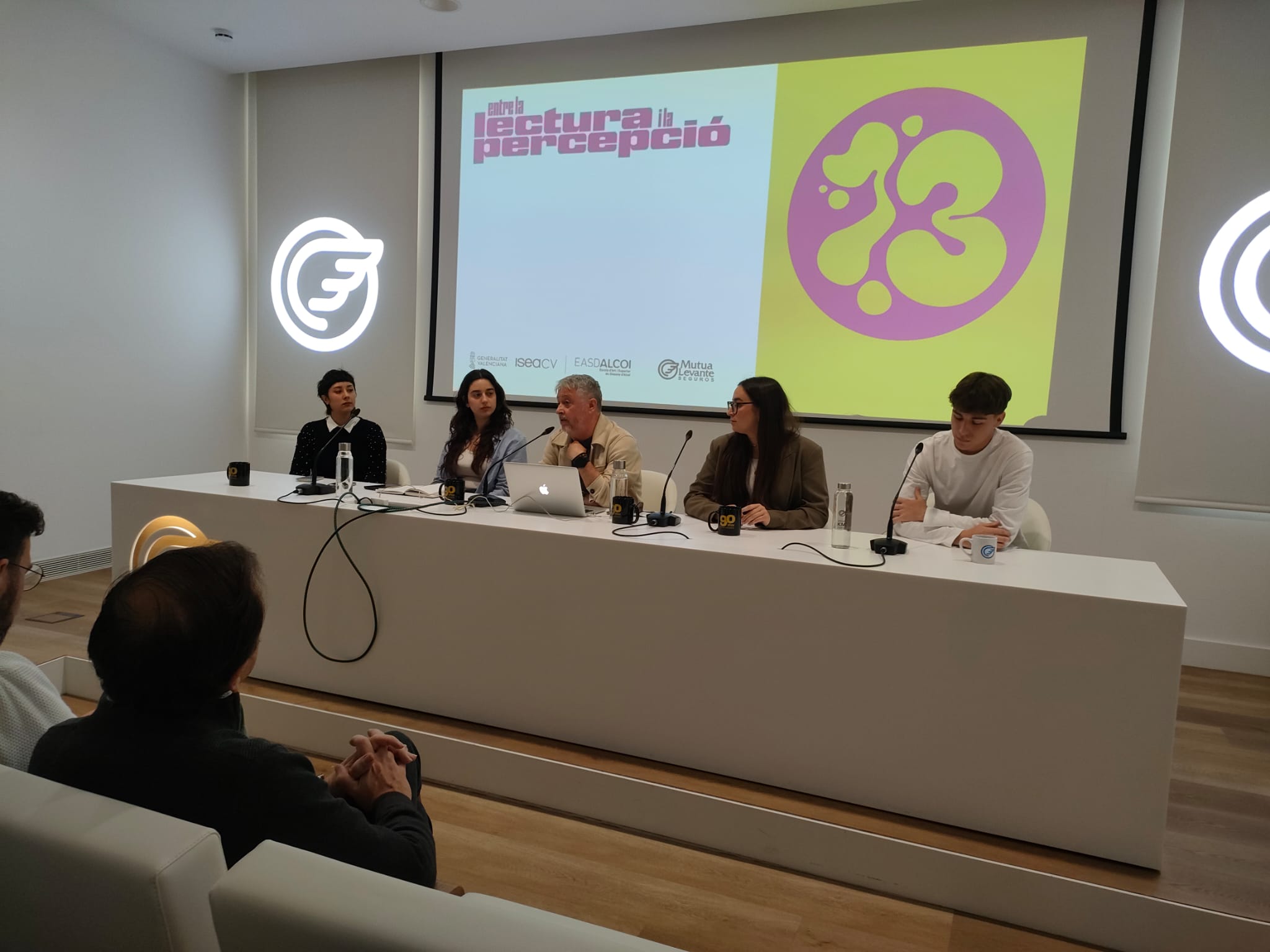 L'alumnat responsable del número 13 de Signe.