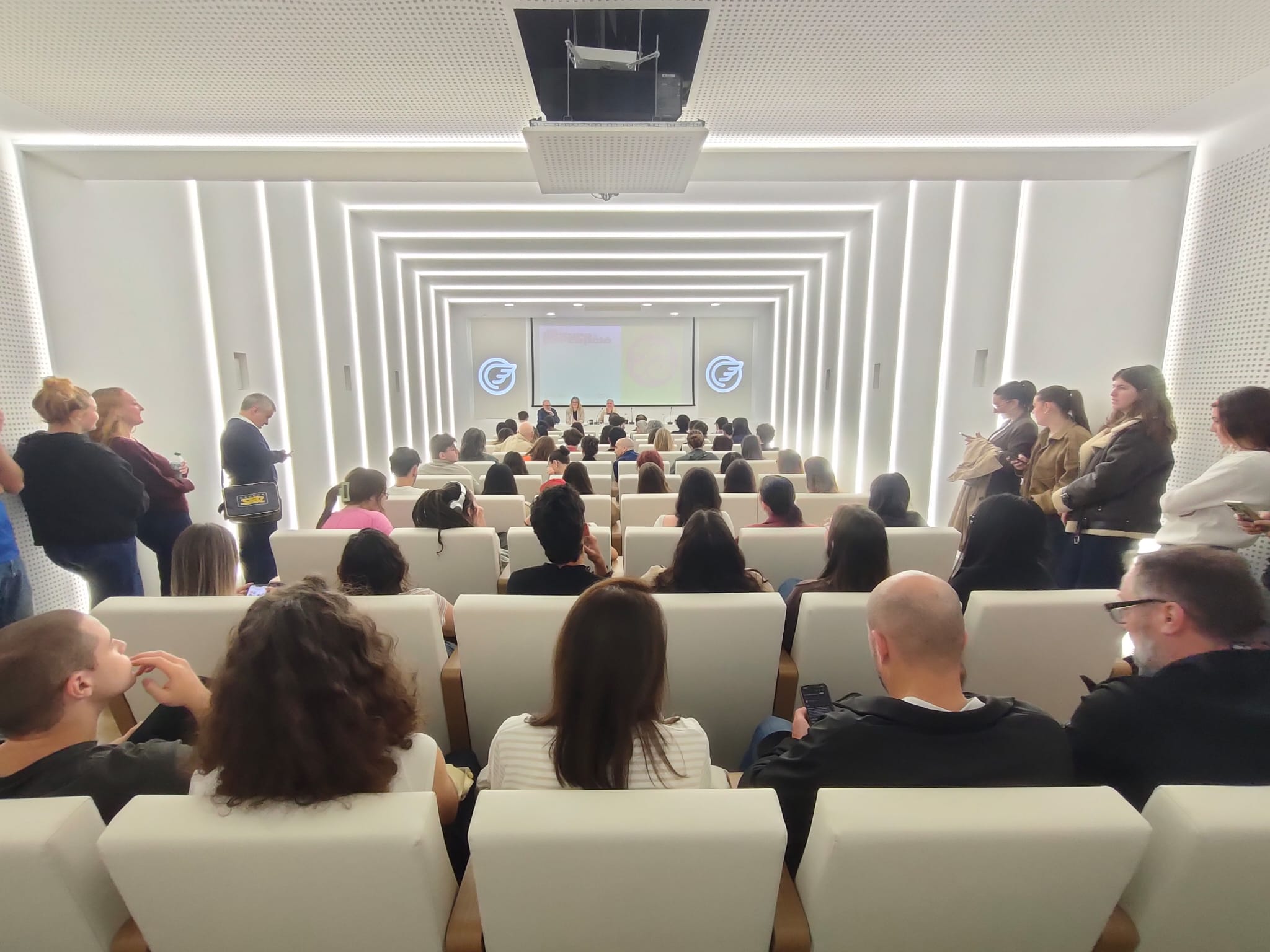La sala de gom a gom per a la presentació