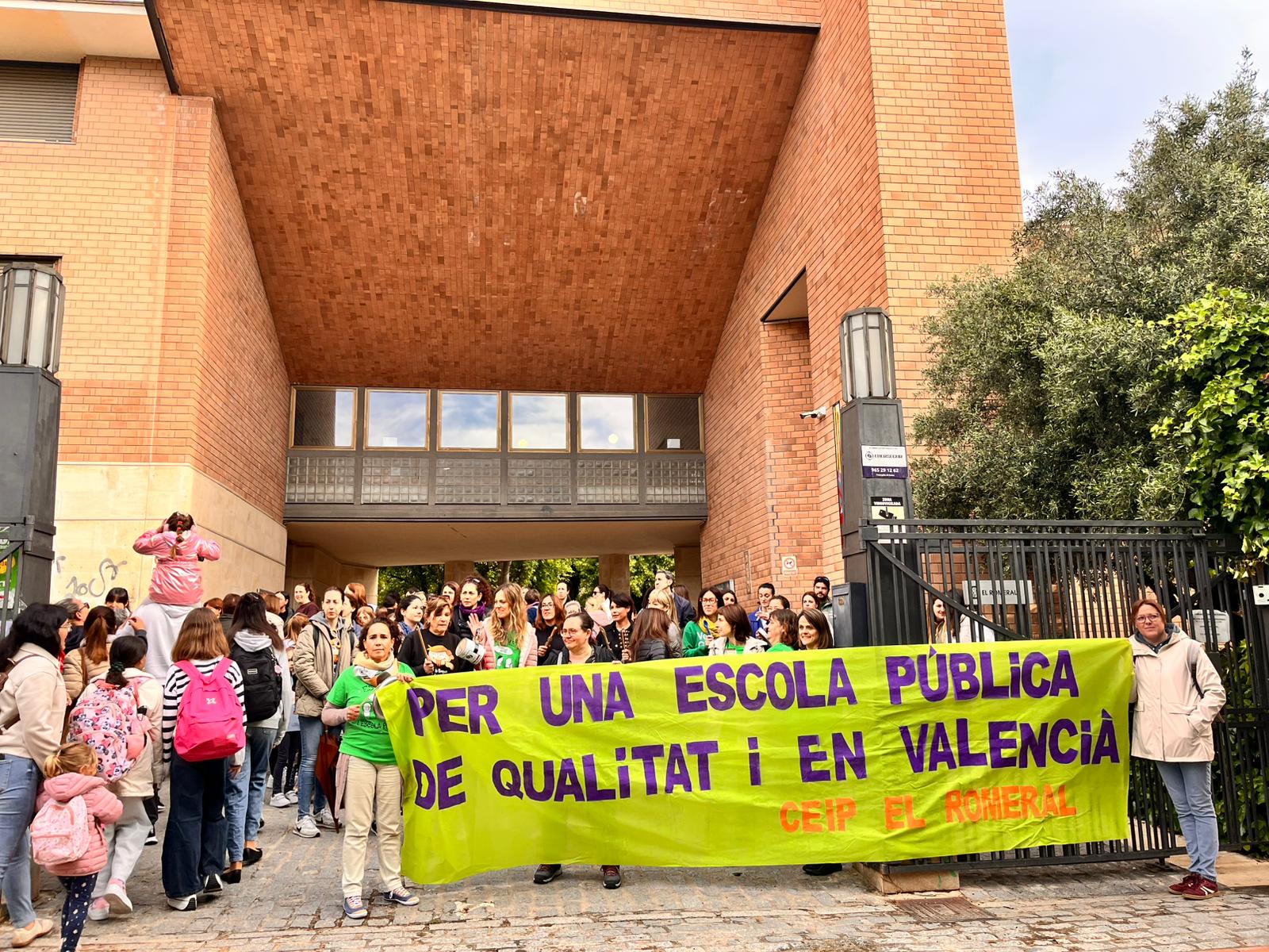 Concentracions a les portes del CEIP El Romeral aquest 8 de maig