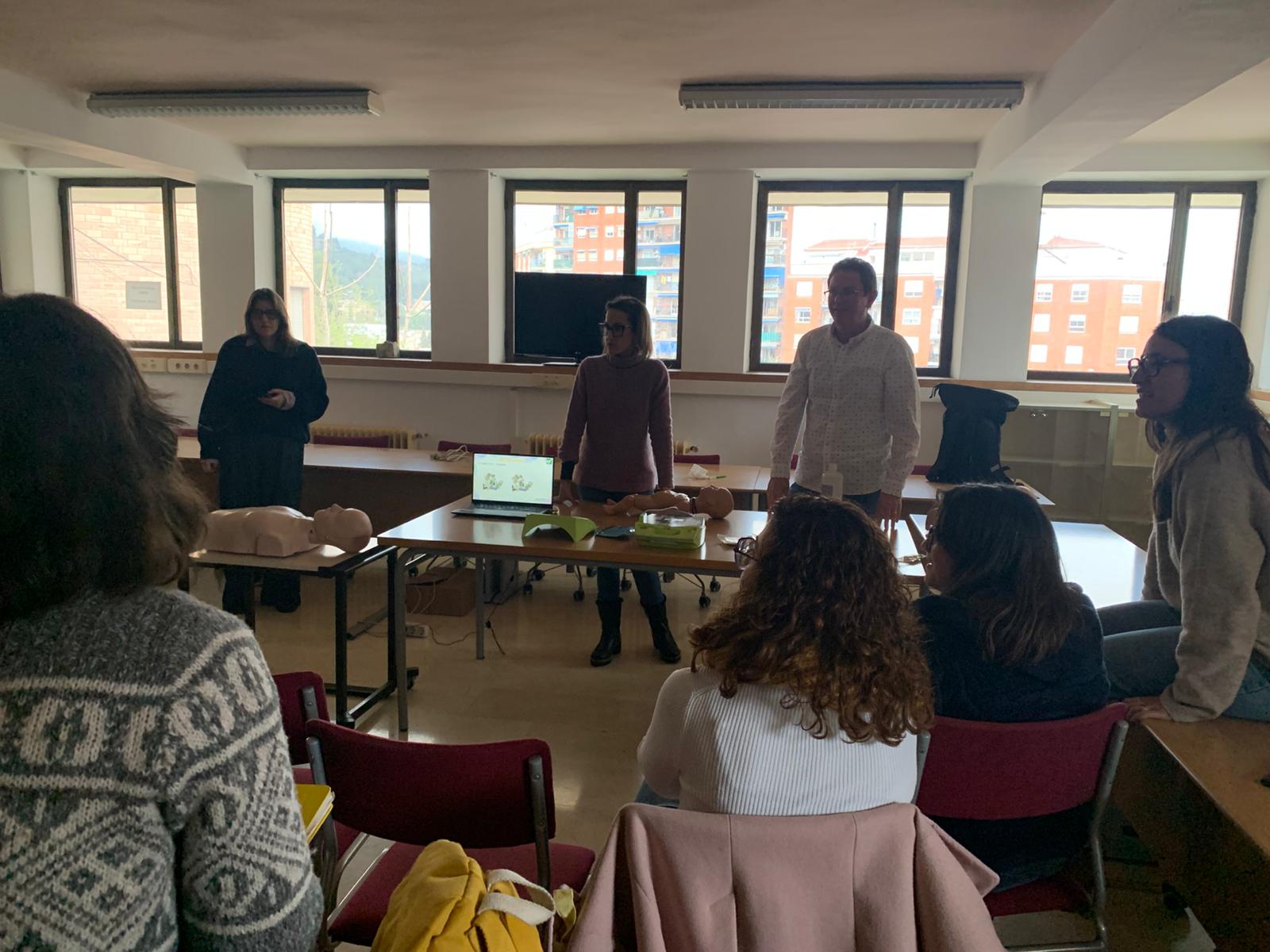 Xarrada sobre primers auxilis a un centre públic