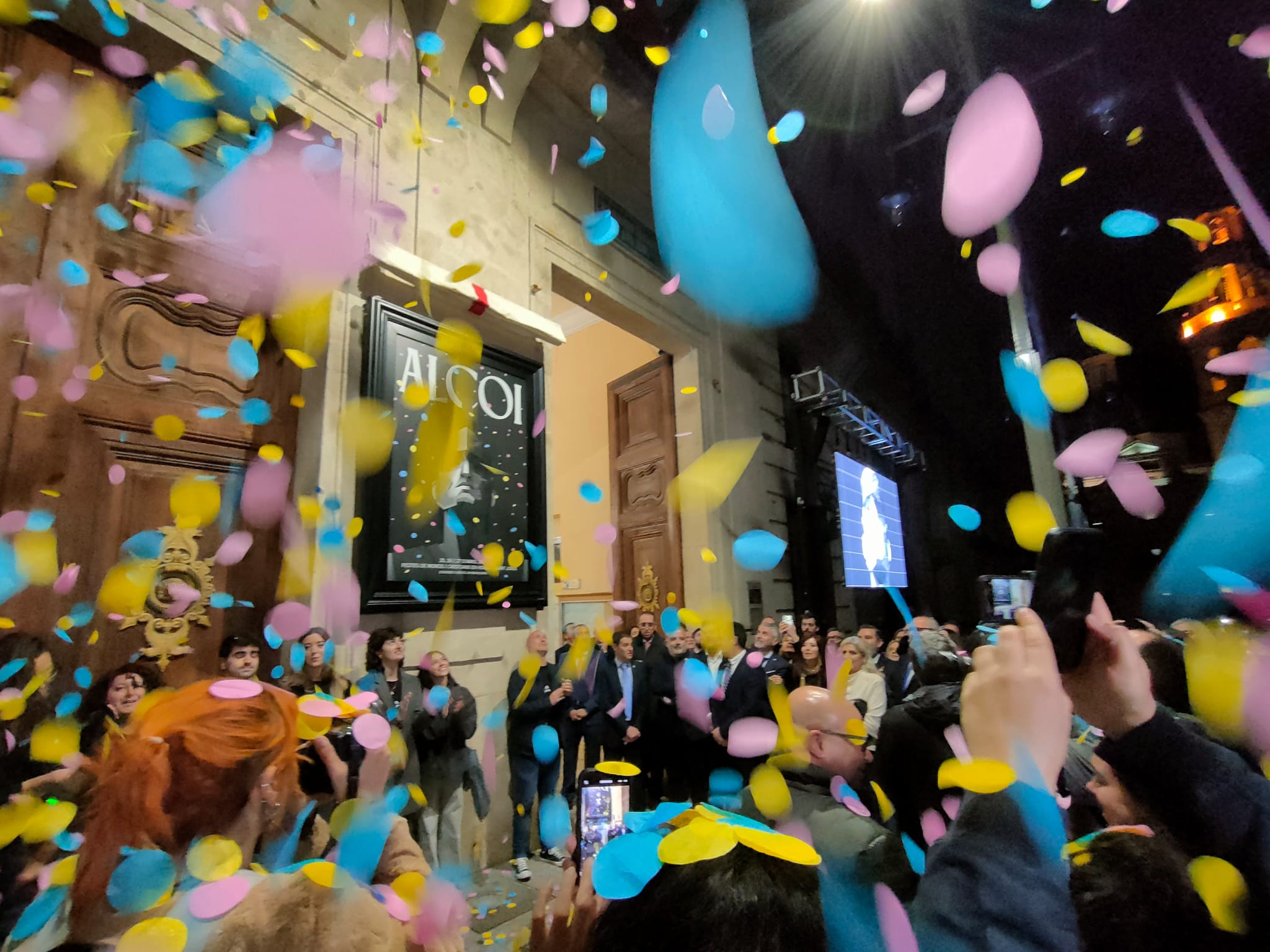 Explosió de confeti en la destapada del Cartell
