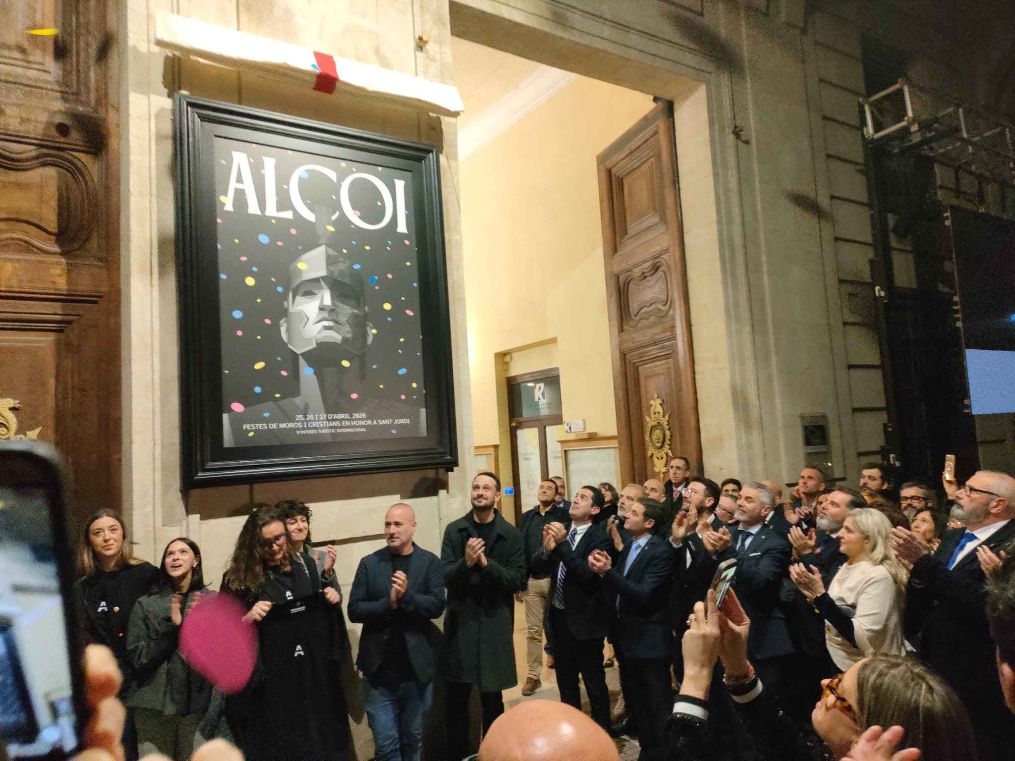 Aplaudiments en el moment de descobrir el cartell