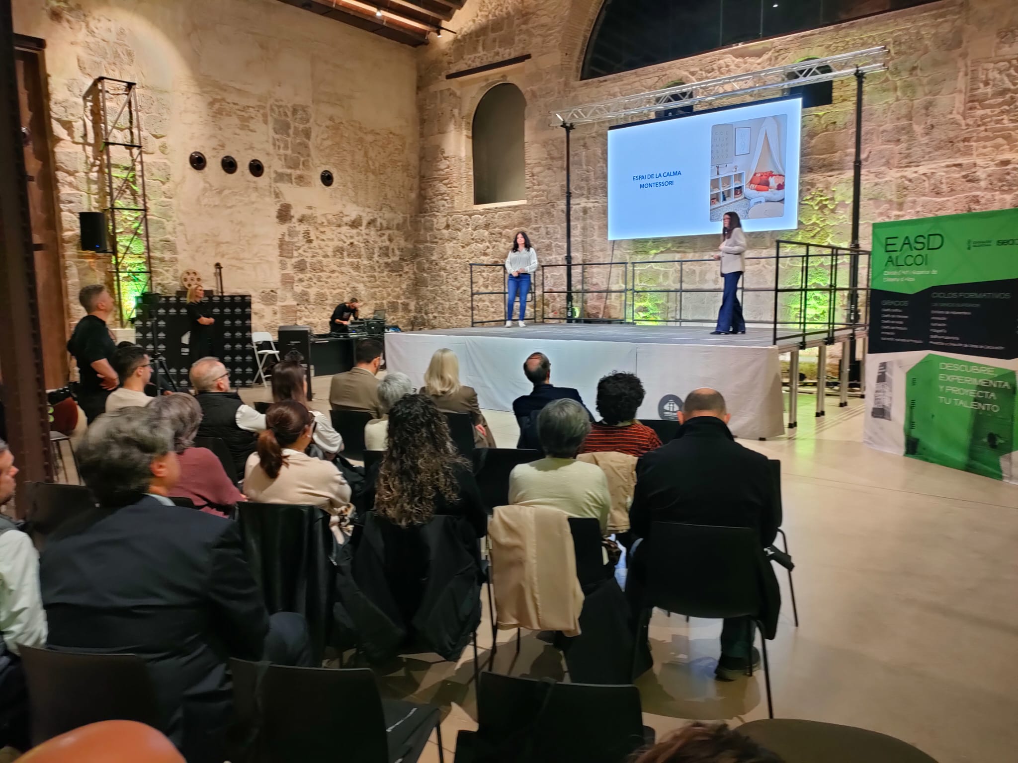 La directora del Romeral i la dissenyadora Sofia Santamaria presenten el projecte Serenity.