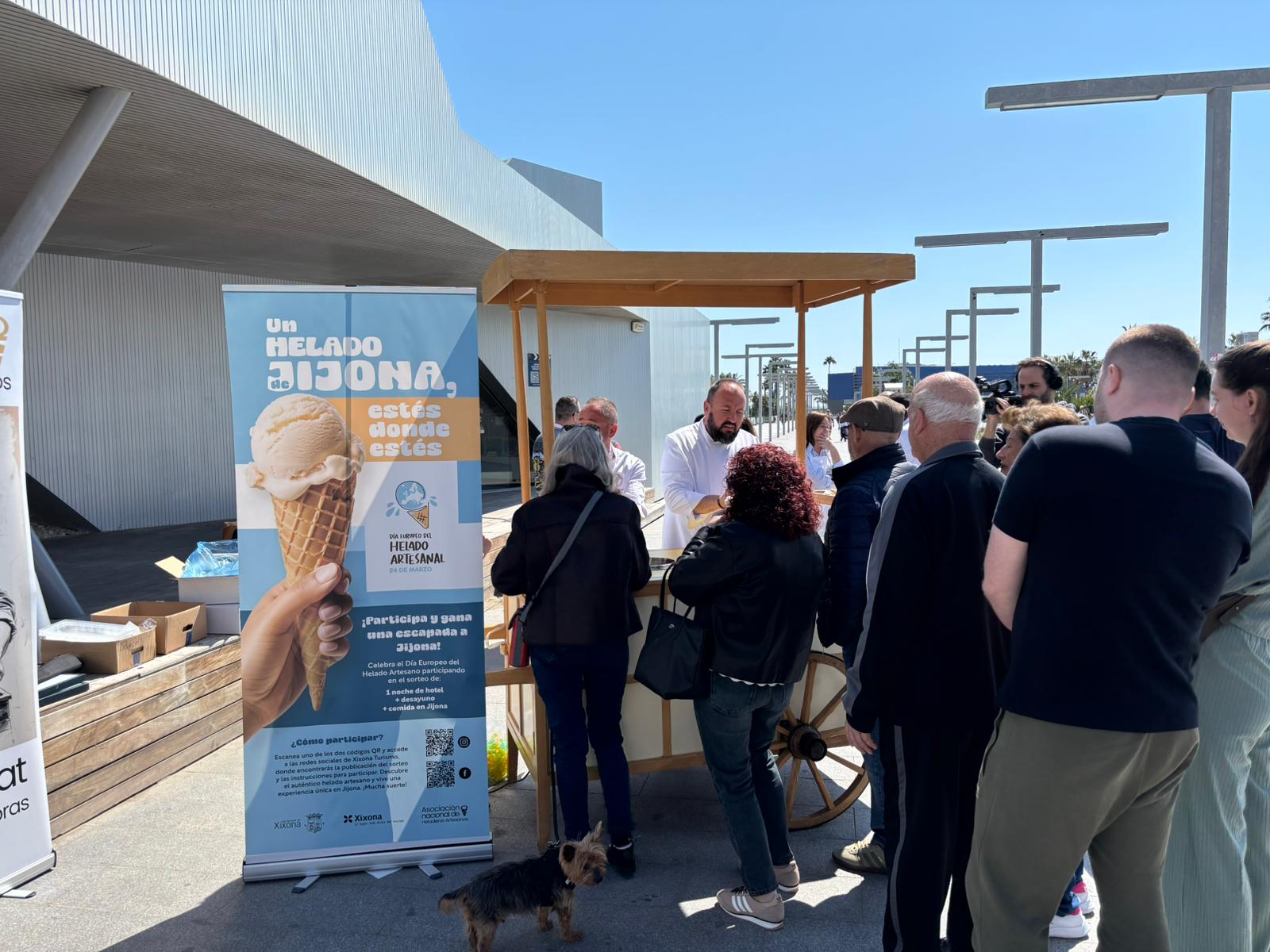 Xixona reparteix gelats a Alacant