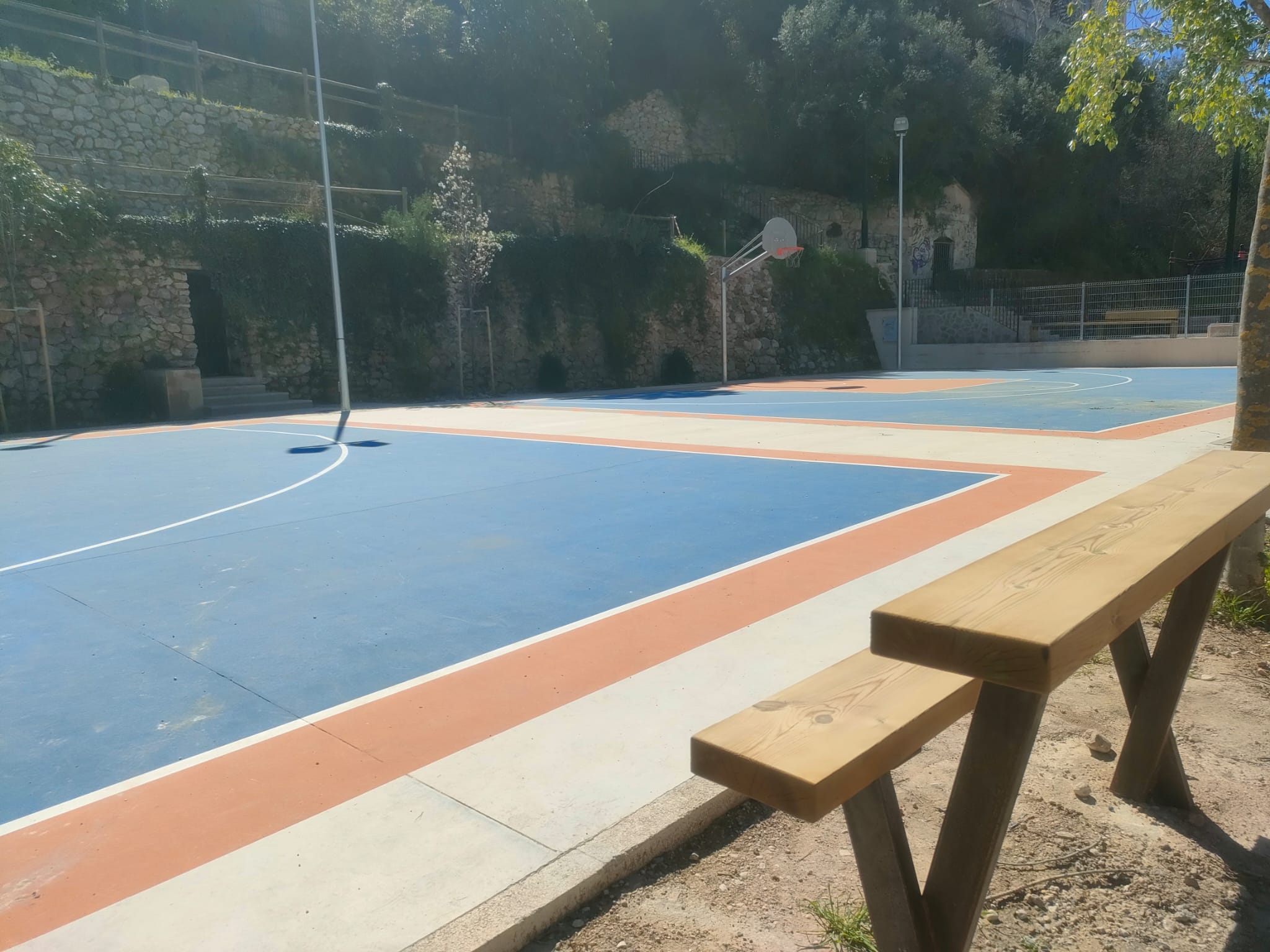Les pistes de bàsquet al riu, en el passeig Juana Moreno.