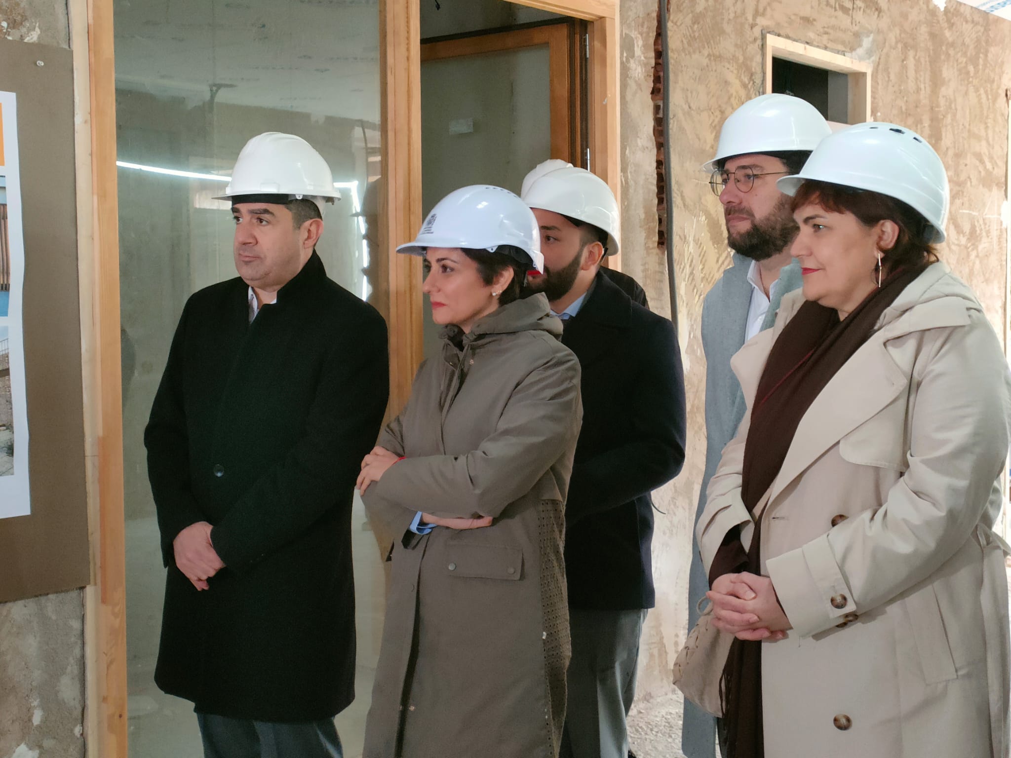 En primer pla, Toni Francés i Patri Blanquer amb la ministra de Vivenda ISabel Rodríguez, escolten les explicacions sobre l'edifici. 