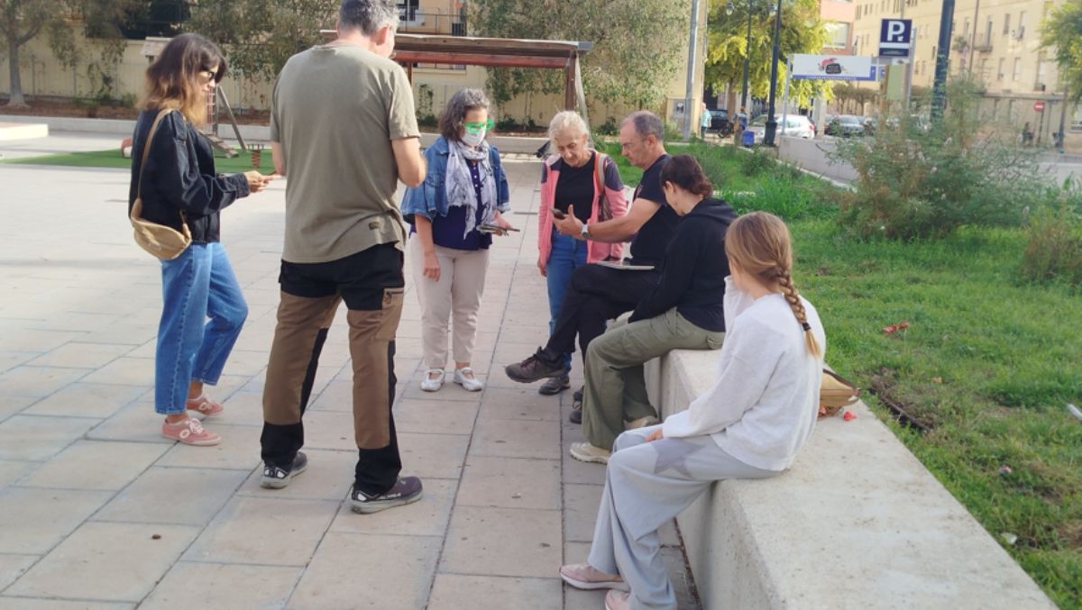 Grup de persones participant en la construcció de l'Ecomapa a Alcoi