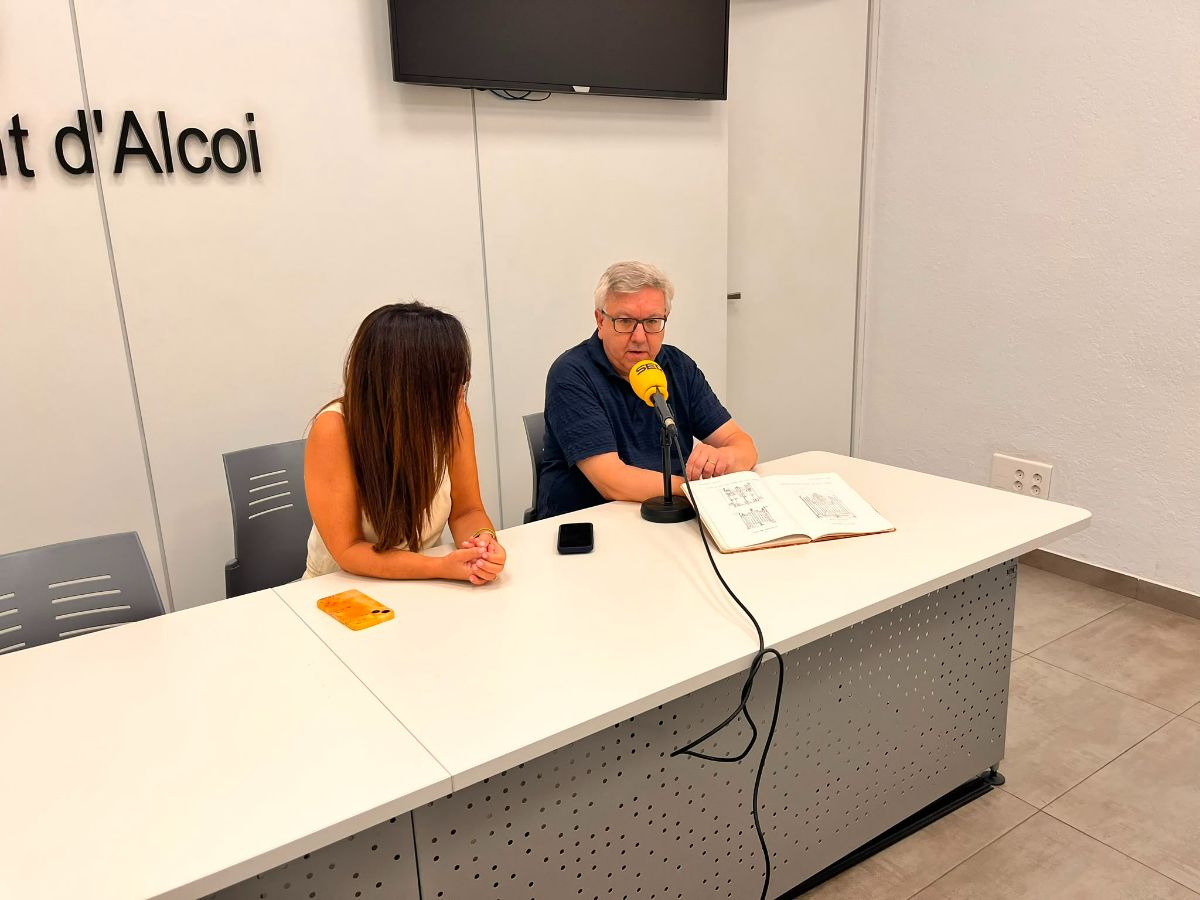 En roda mostren el document de Rodes on es veu la influència del modernisme