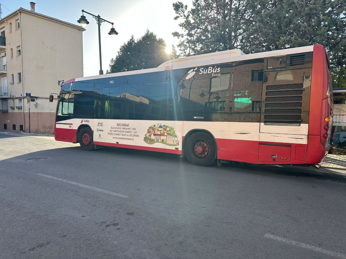 Autobús urbà d'Alcoi amb la publicitat del Consorci Terra