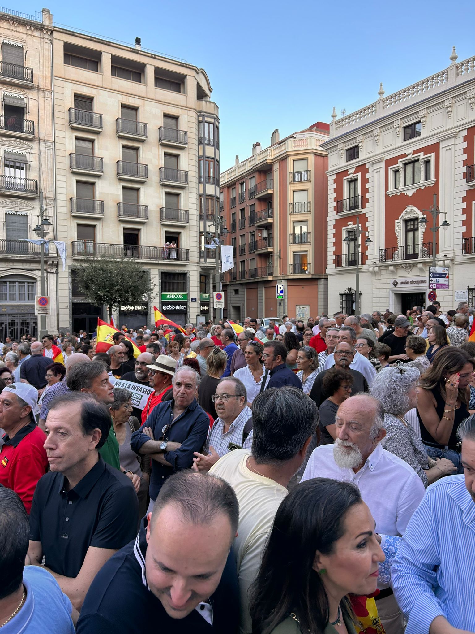 Persones concentrades a la plaça