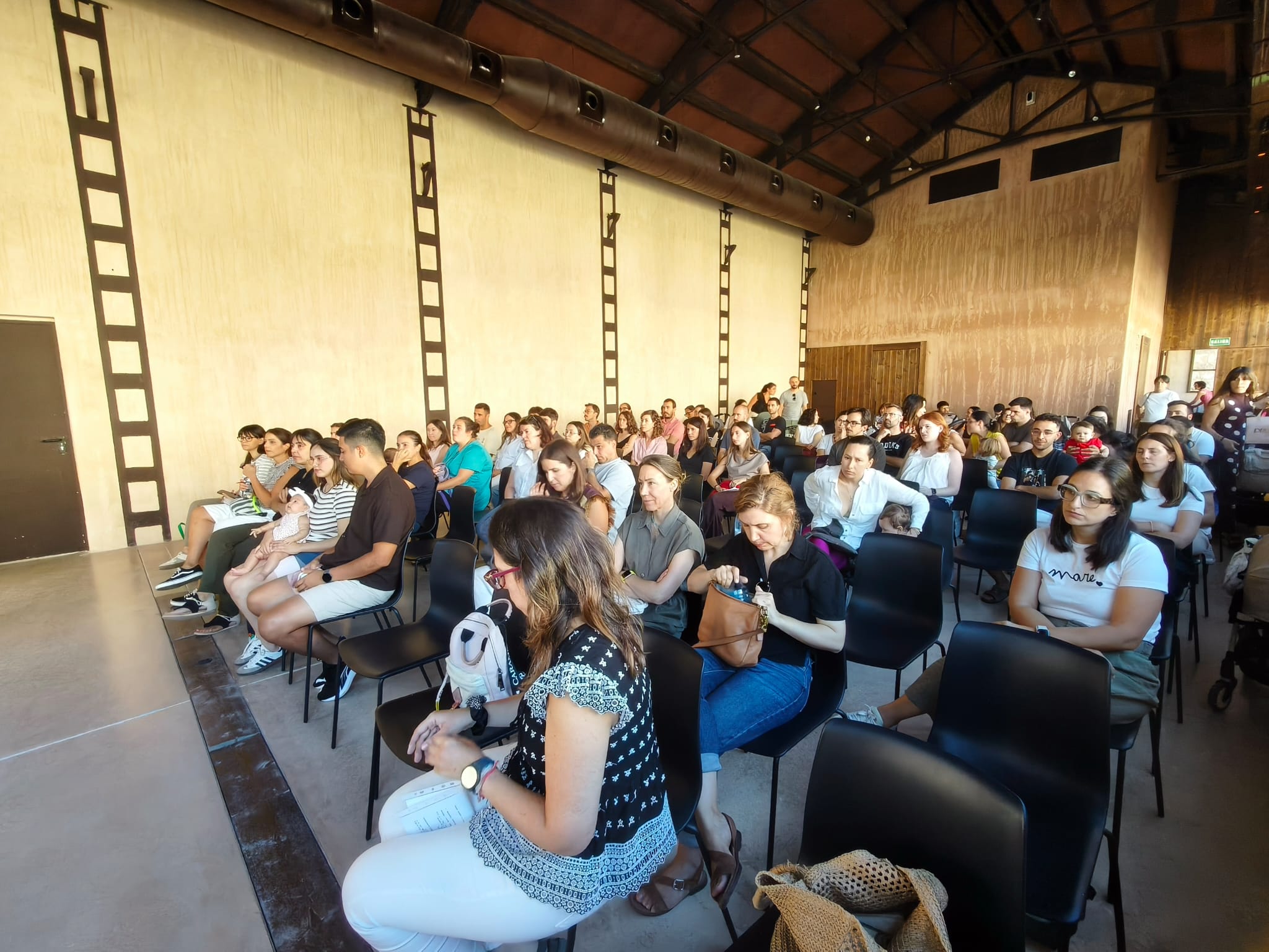 Públic assistent a la xarrada sobre son en la infància