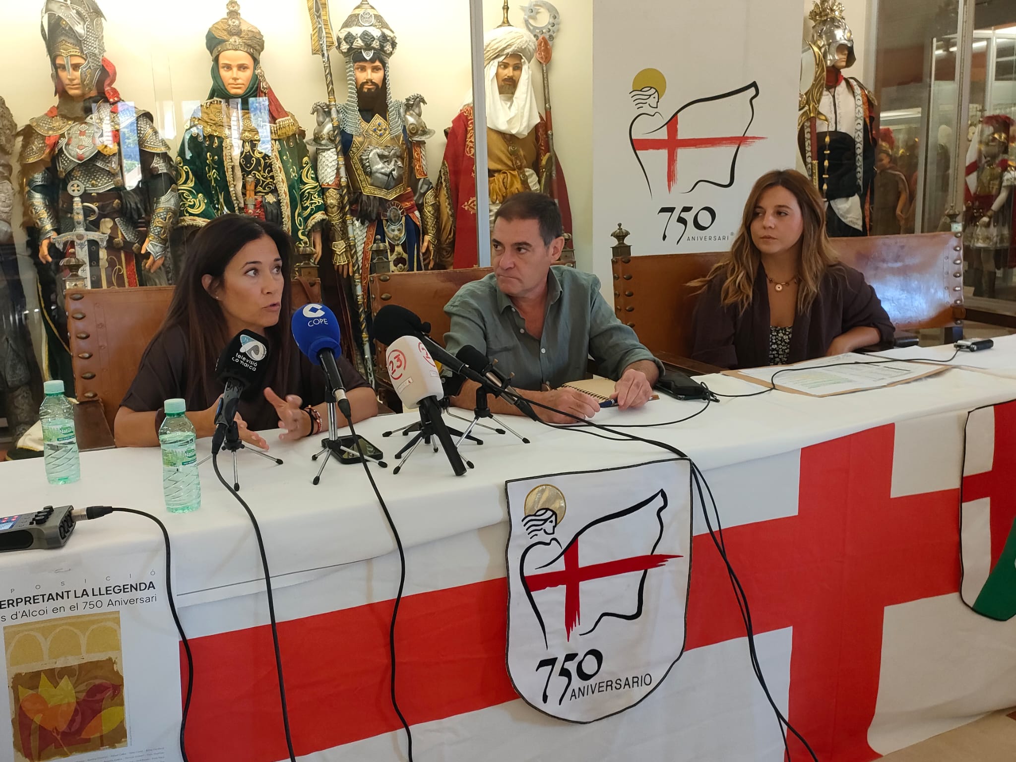 Presentació de la Glòria en roda de premsa, amb la regidora de turisme i membres de l'ASJ.